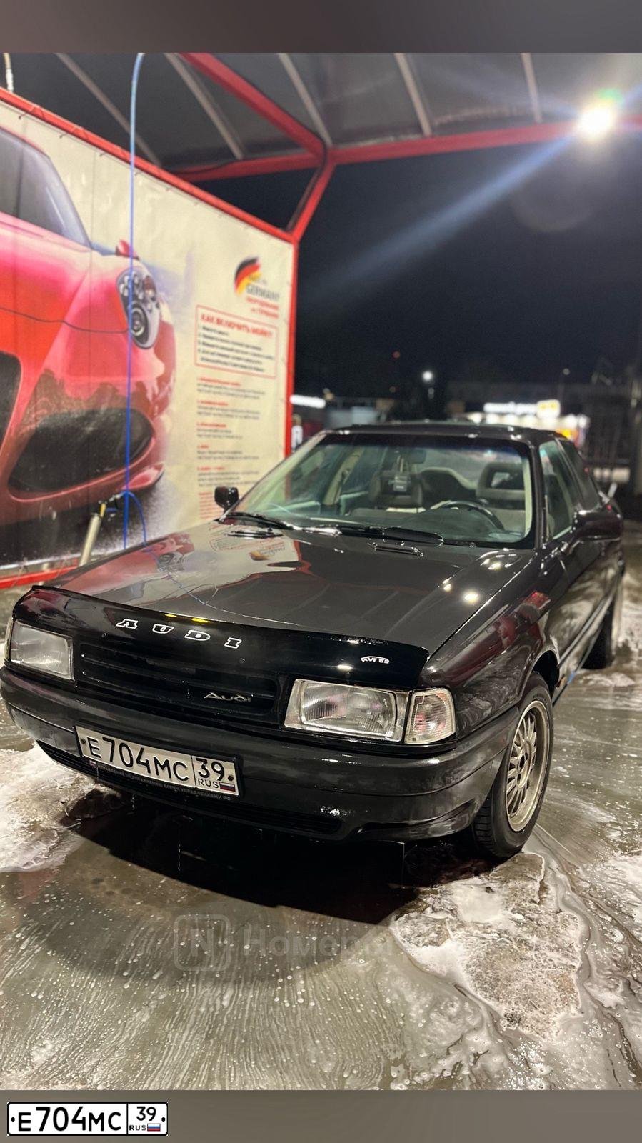 Фото автомобиля AUDI 80, 1989 — госномер Е704МС39. Цвет: ЧЕРНЫЙ