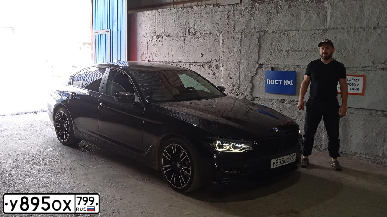 Фото автомобиля BMW W SERIE 5, 2019 — госномер У895ОХ799. Цвет: ЧЕРНЫЙ