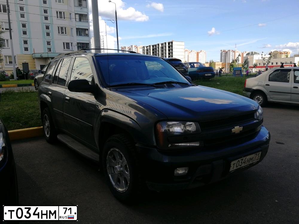 Фото автомобиля CHEVROLET TRAILBLAZER, 2005 — госномер Р695ОУ48. Цвет: Серый