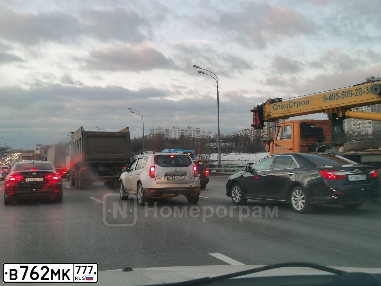 Фото автомобиля RENAULT DUSTER, 2014 — госномер В762МК777. Цвет: СЕРЫЙ СВЕТЛЫЙ