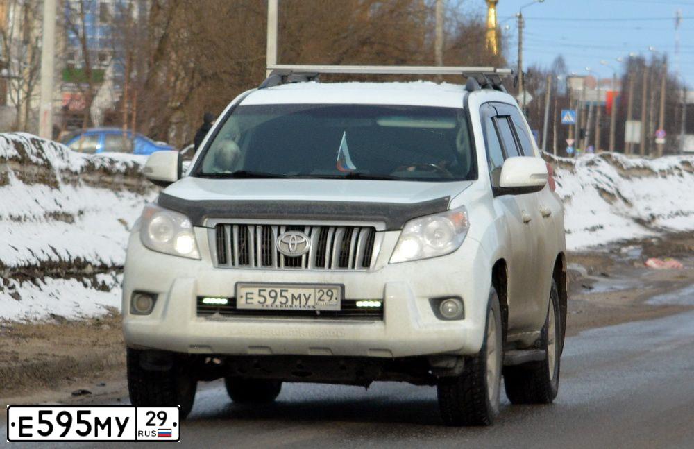 Фото автомобиля TOYOTA LANDCRUISER, 2010 — госномер О833РВ29. Цвет: Белый