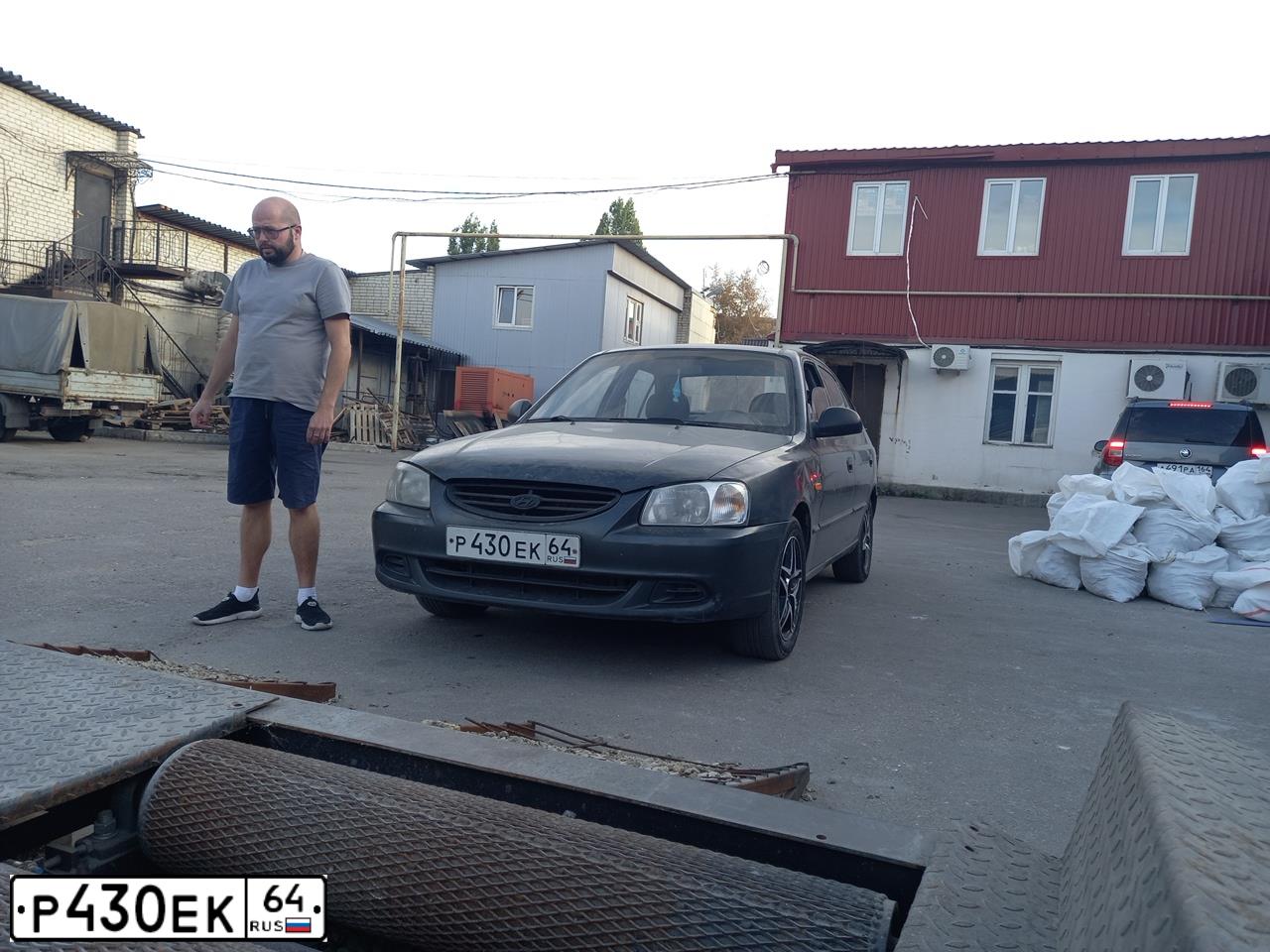 Фото автомобиля LADA 1118 KALINA, 2005 — госномер Р430ЕК64. Цвет: БЕЖЕВО-СЕРЫЙ