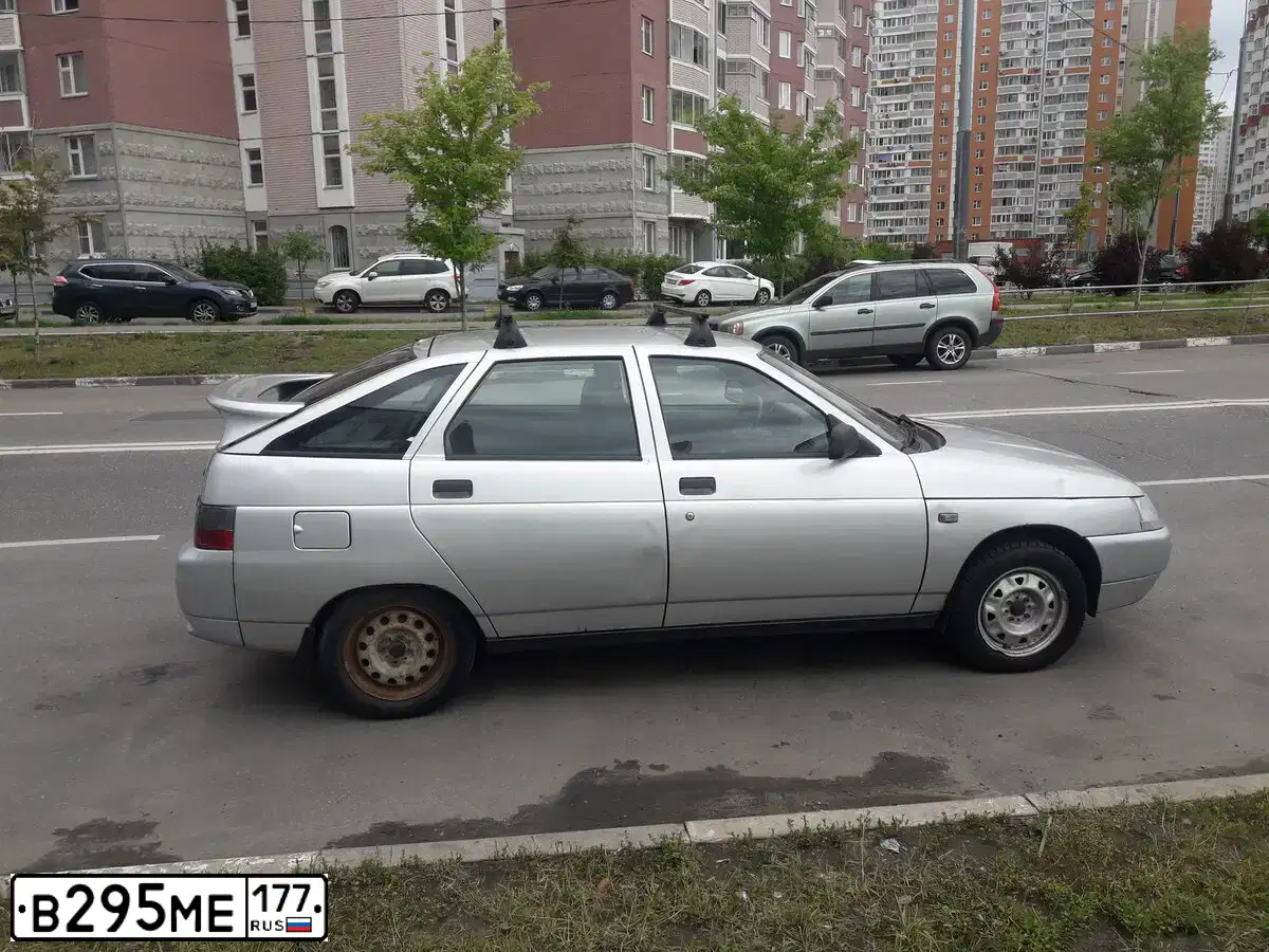 Фото автомобиля LADA 2112, 2006 — госномер О501РТ05. Цвет: СВЕТЛО-СЕРЕБ МЕТАЛ