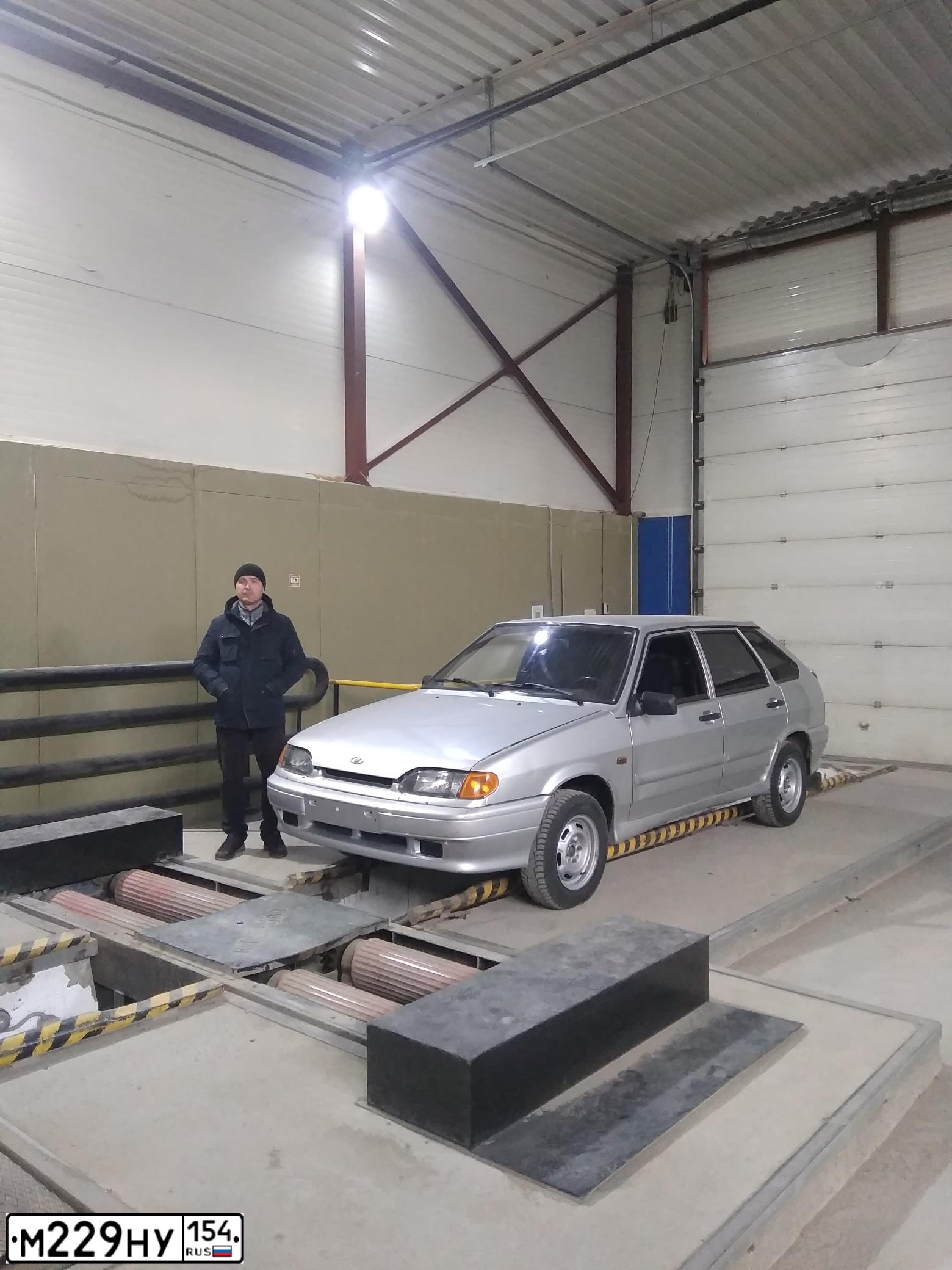 Фото автомобиля LADA 2114 SAMARA, 2012 — госномер М229НУ154. Цвет: СВЕТЛО-СЕРЕБ МЕТАЛЛ