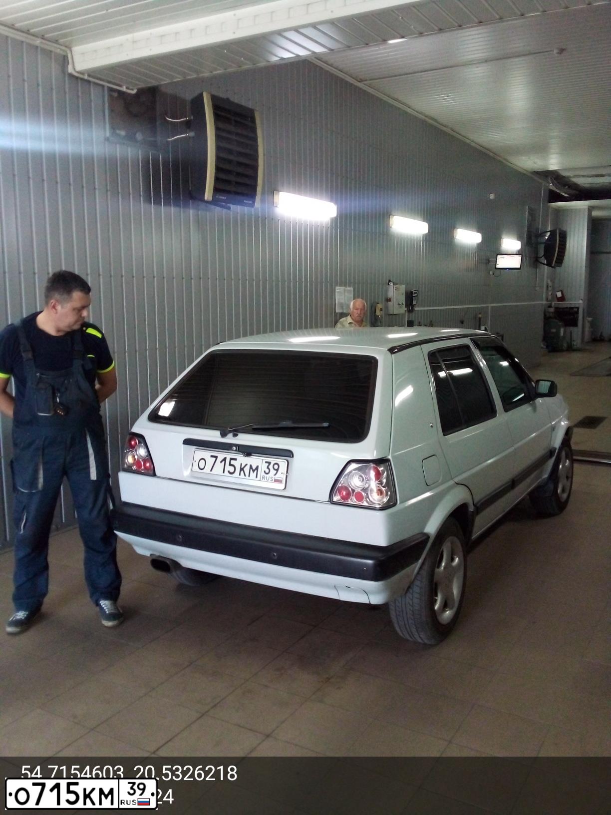 Фото автомобиля VOLKSWAGEN GOLF, 1986 — госномер О715КМ39. Цвет: СЕРЕБРИСТЫЙ