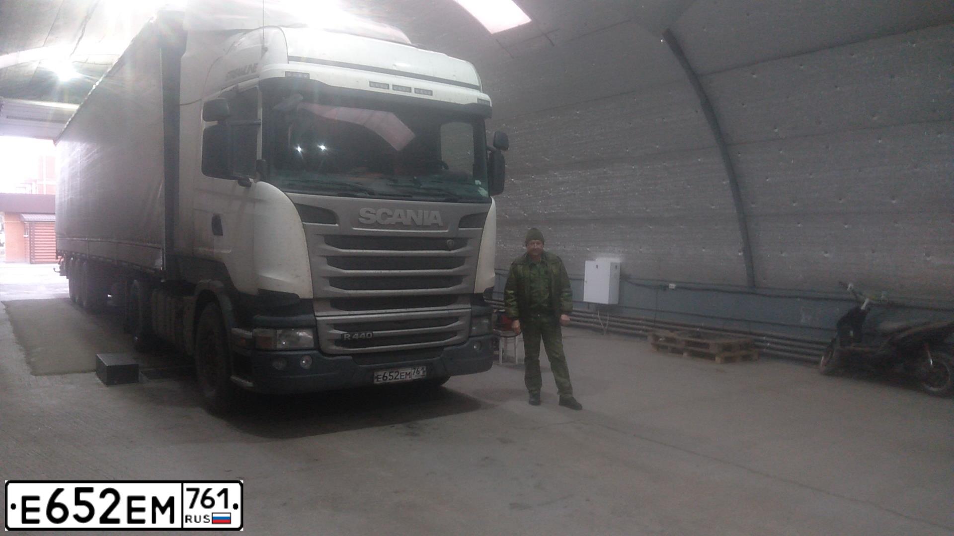 Фото автомобиля SCANIA SERIE R /4X2/, 2017 — госномер Е652ЕМ761. Цвет: Белый