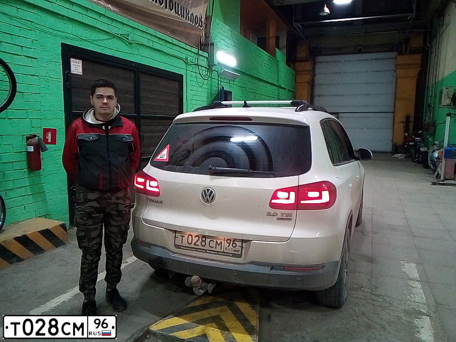 Фото автомобиля VOLKSWAGEN TIGUAN, 2011 — госномер Т028СМ96. Цвет: БЕЛЫЙ