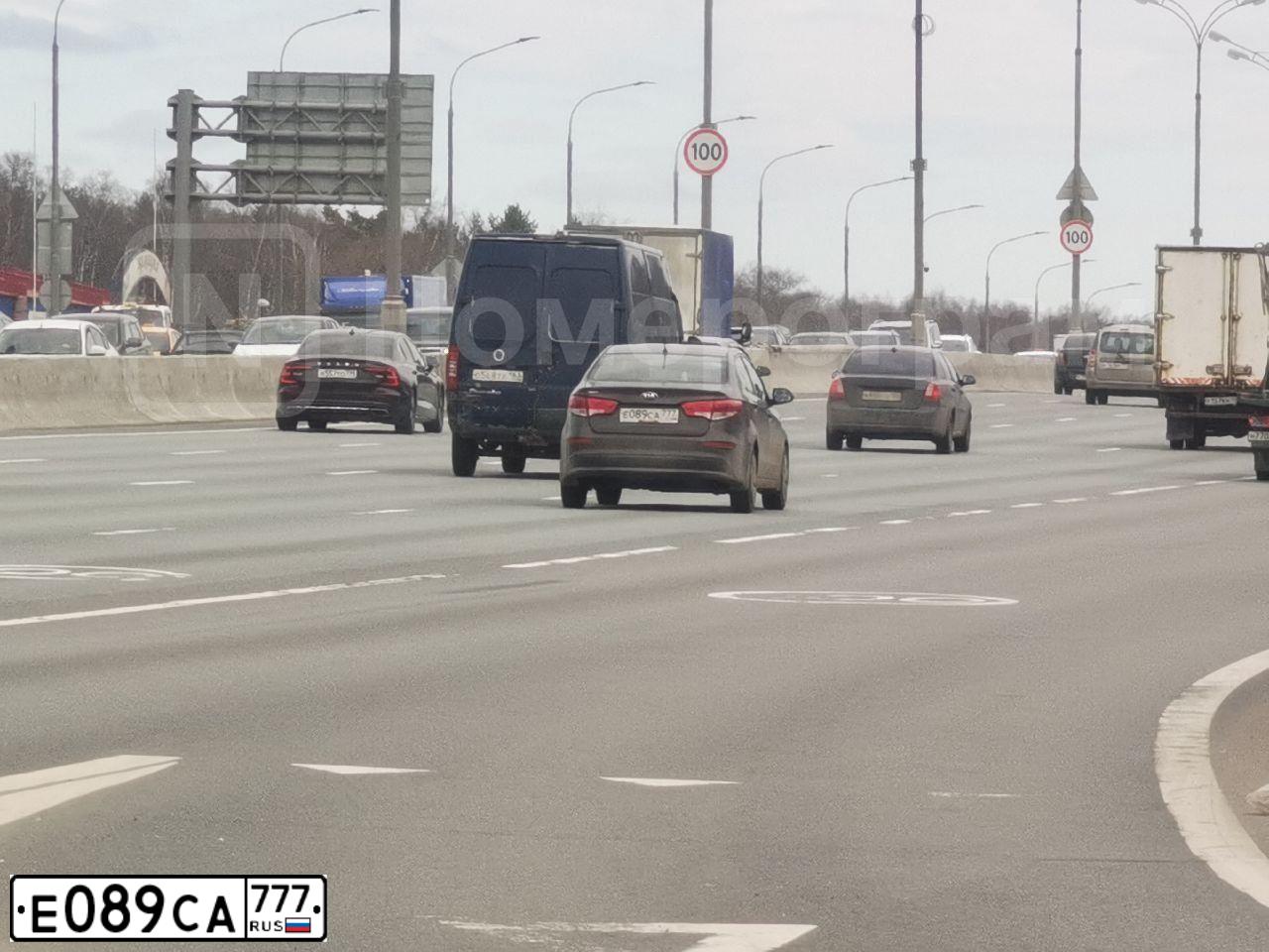 Фото автомобиля KIA RIO, 2015 — госномер Е089СА777. Цвет: коричневый