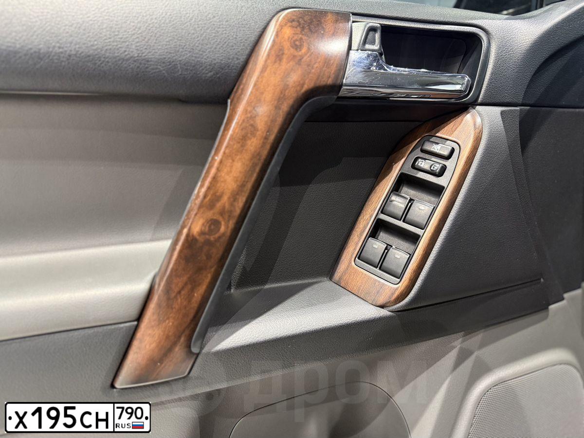 Фото автомобиля TOYOTA LANDCRUISER, 2011 — госномер Х195СН790. Цвет: ЧЕРНЫЙ