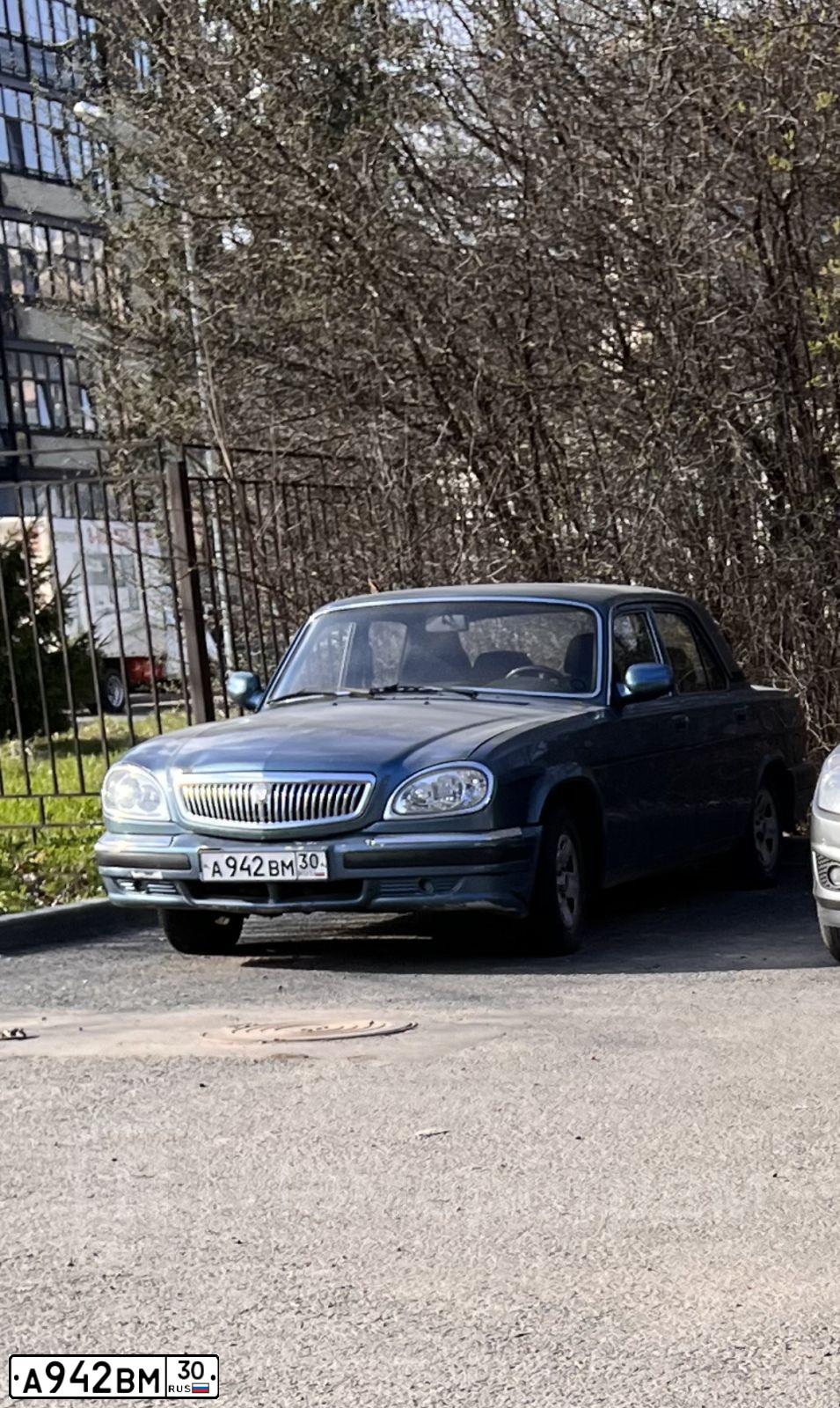 Фото автомобиля GAZ Z 3110 WOLGA, 2004 — госномер А942ВМ30. Цвет: СИНЕ-ЗЕЛЕНЫЙ