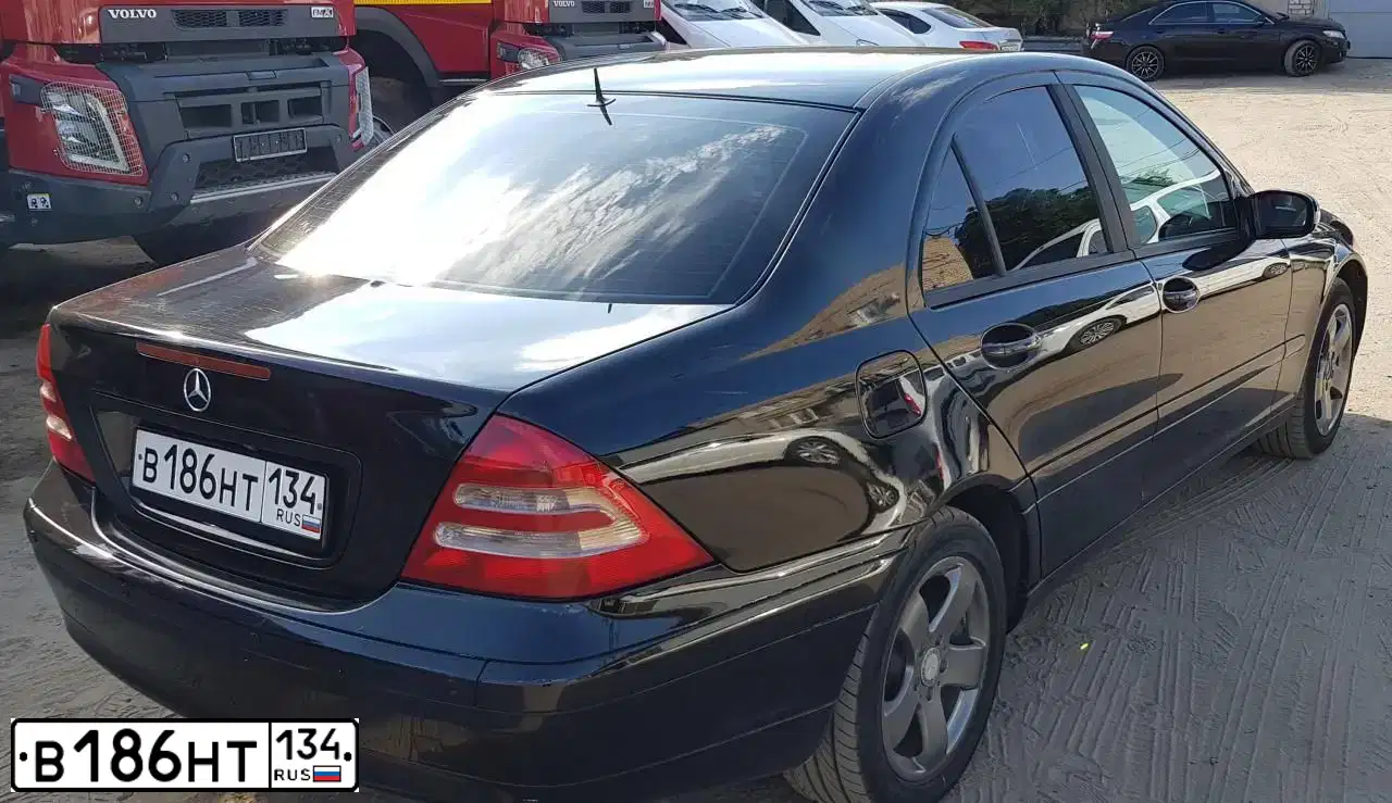 Фото автомобиля MERCEDES C-KLASSE, 2002 — госномер Р214ЕУ177. Цвет: ЧЕРНЫЙ