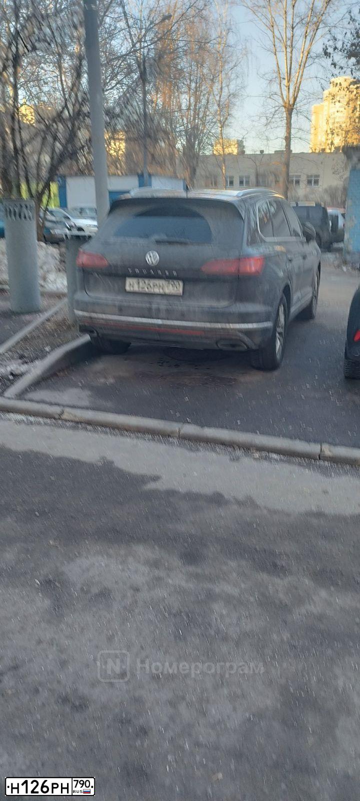 Фото автомобиля VOLKSWAGEN TOUAREG, 2018 — госномер Н126РН790. Цвет: Коричневый