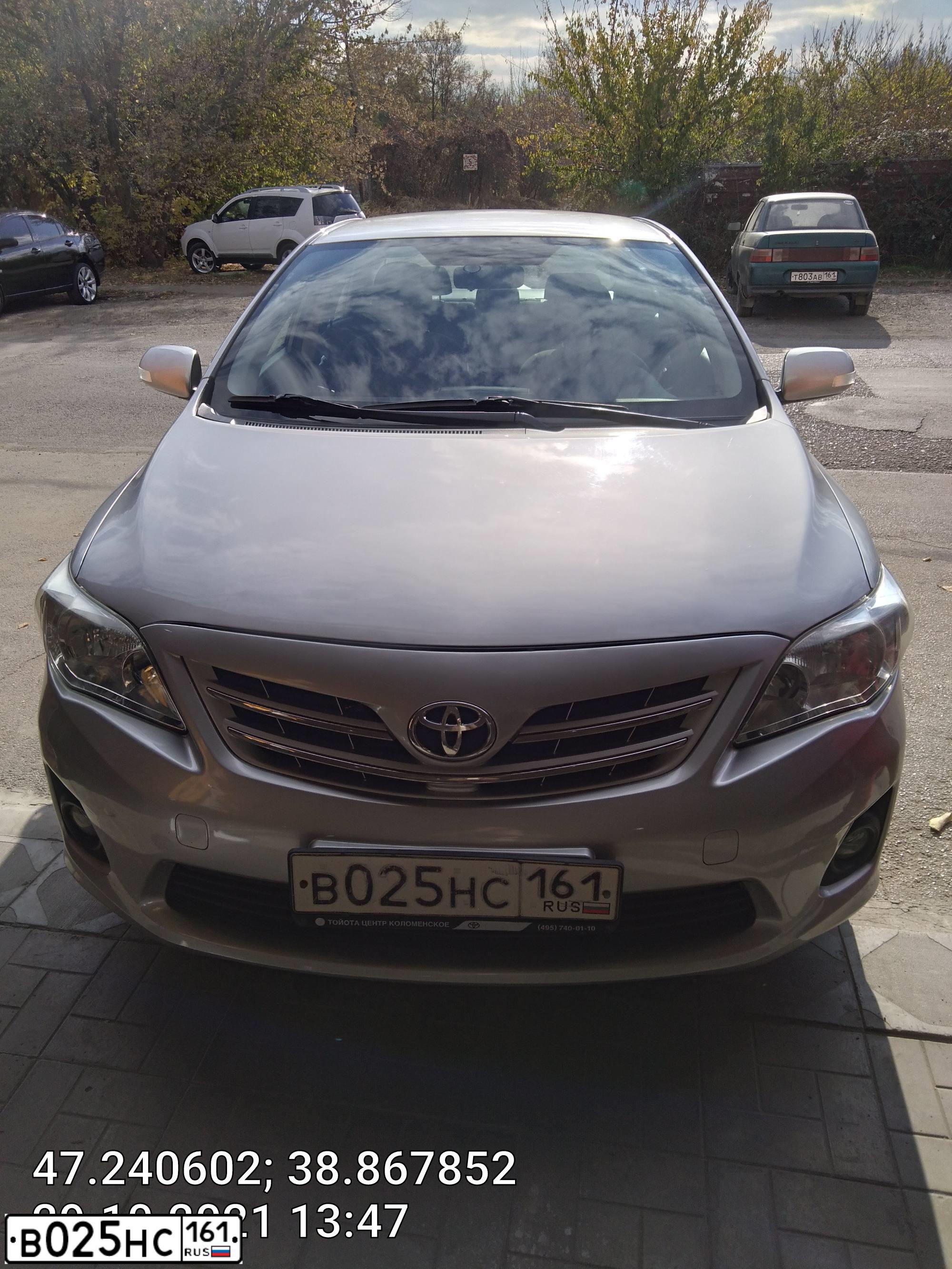 Фото автомобиля TOYOTA COROLLA, 2011 — госномер В025НС161. Цвет: Серебристый