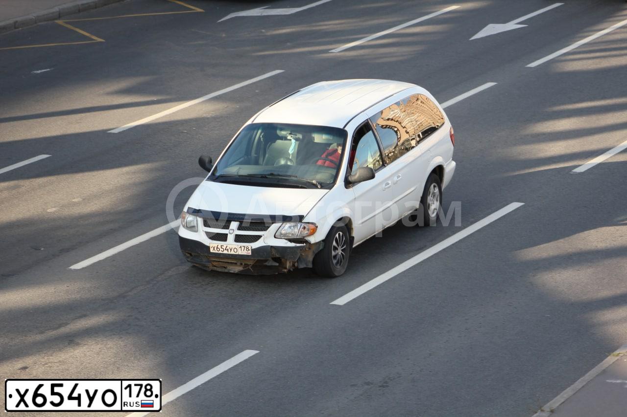 Фото автомобиля ДОДЖ GRAND CARAVAN, 2003 — госномер Т272МС198. Цвет: Белый
