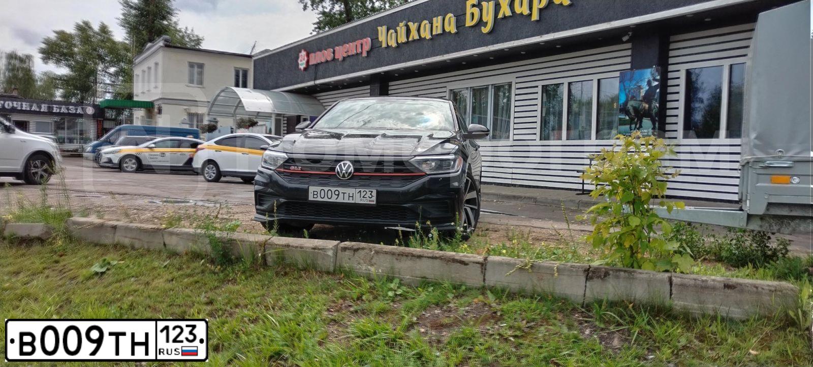 Фото автомобиля VOLKSWAGEN GOLF, 2013 — госномер Е484ЕХ123. Цвет: голубой
