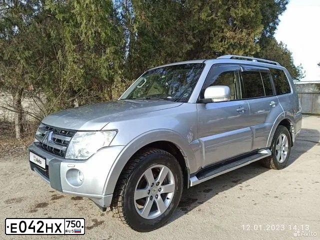 Фото автомобиля MITSUBISHI PAJERO, 2011 — госномер Е200ОТ190. Цвет: СЕРЕБРИСТЫЙ