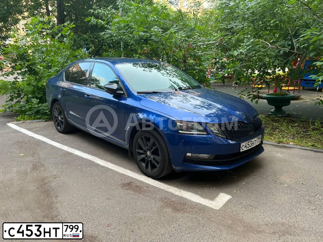 Фото автомобиля SKODA OCTAVIA, 2019 — госномер С453НТ799. Цвет: ЯРКО-СИНИЙ