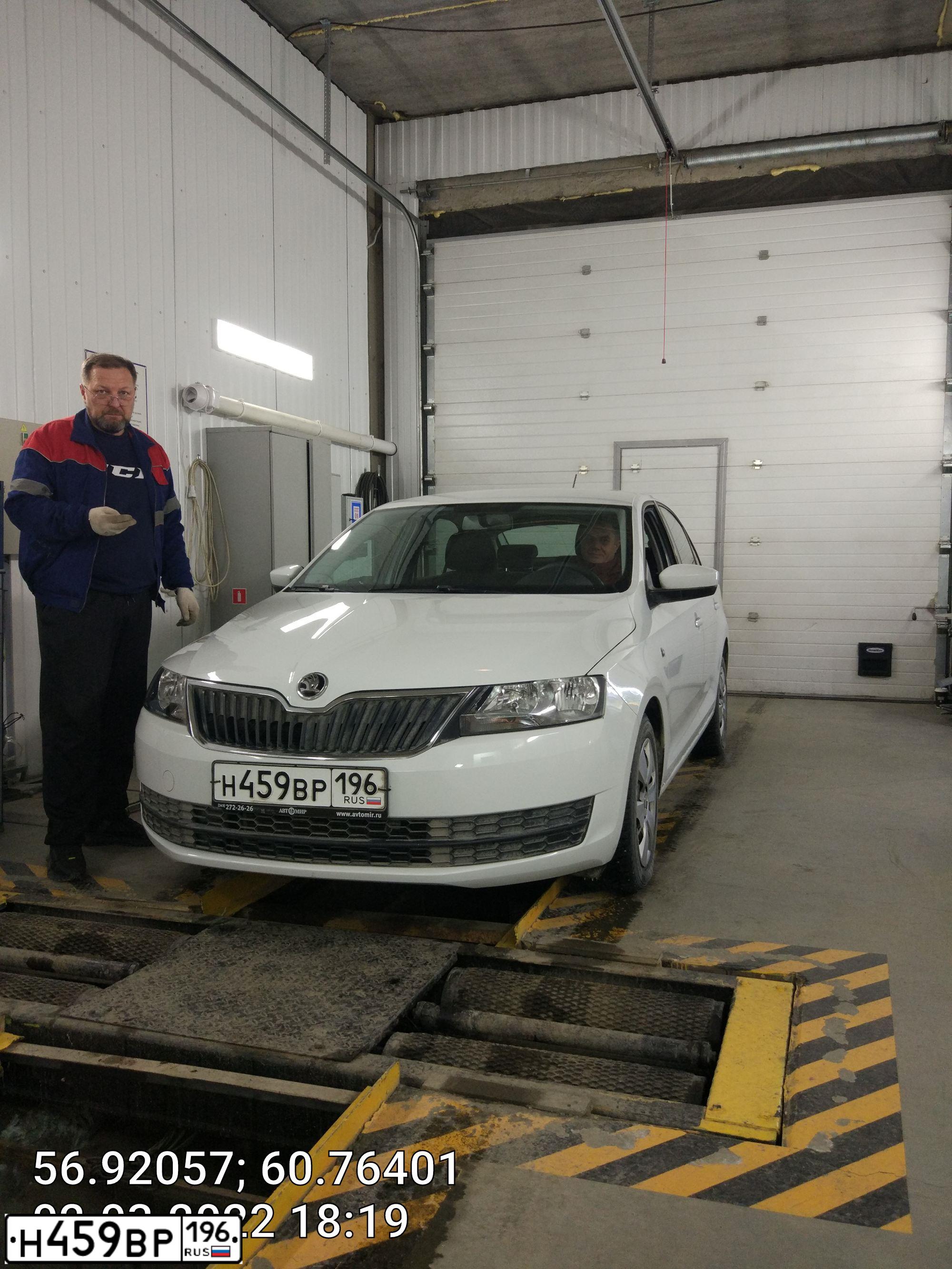 Фото автомобиля SKODA RAPID, 2015 — госномер Р374КТ750. Цвет: Белый
