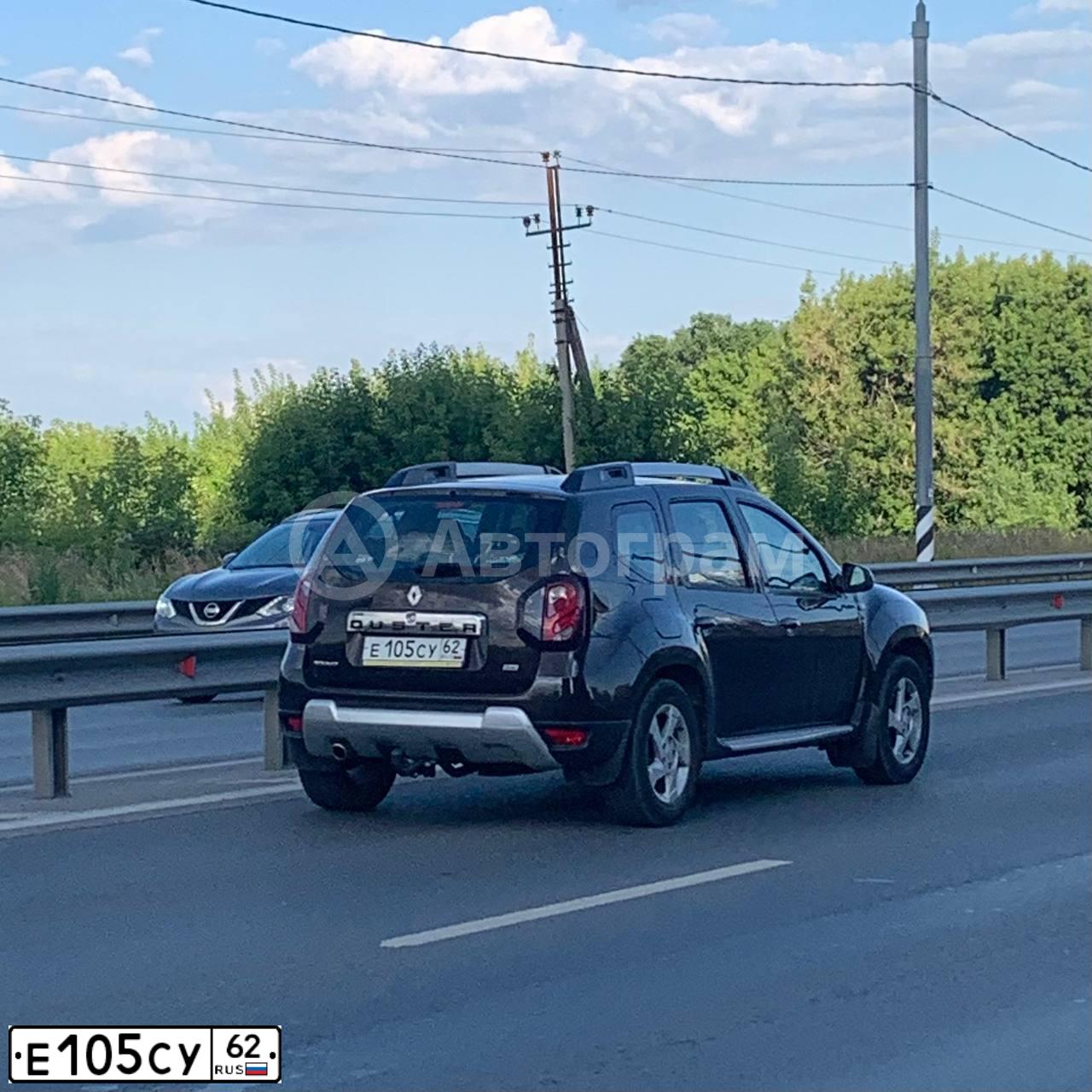 Фото автомобиля RENAULT DUSTER, 2017 — госномер Е105СУ62. Цвет: ТЕМНО-КОРИЧНЕВЫЙ