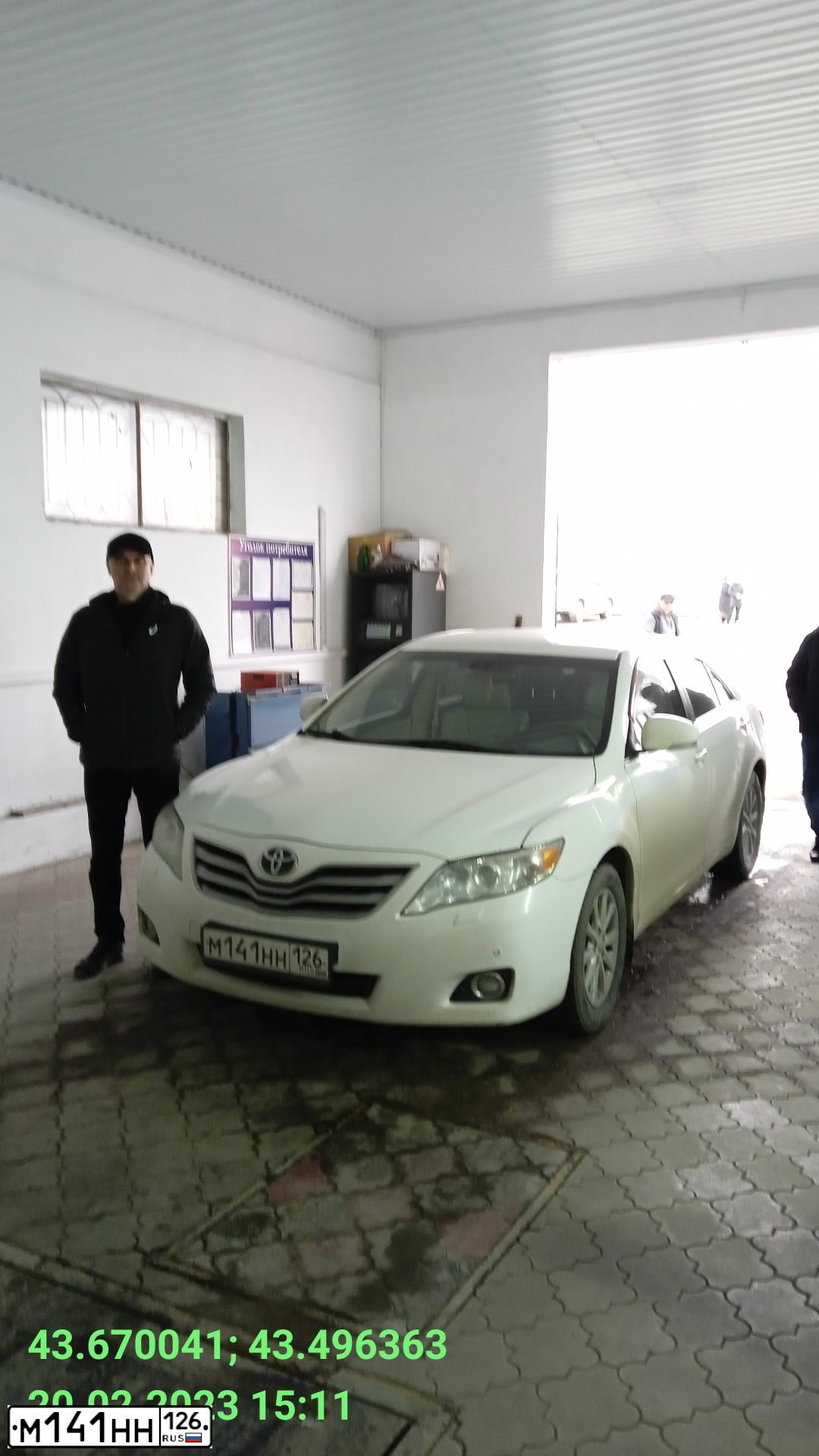 Фото автомобиля TOYOTA CAMRY, 2011 — госномер М007НС26. Цвет: Белый