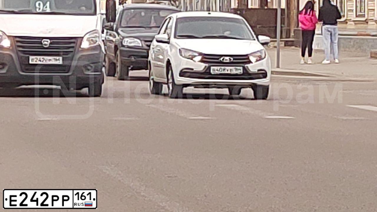Фото автомобиля HYUNDAI SOLARIS, 2013 — госномер Е242РР161. Цвет: ЧЕРНЫЙ