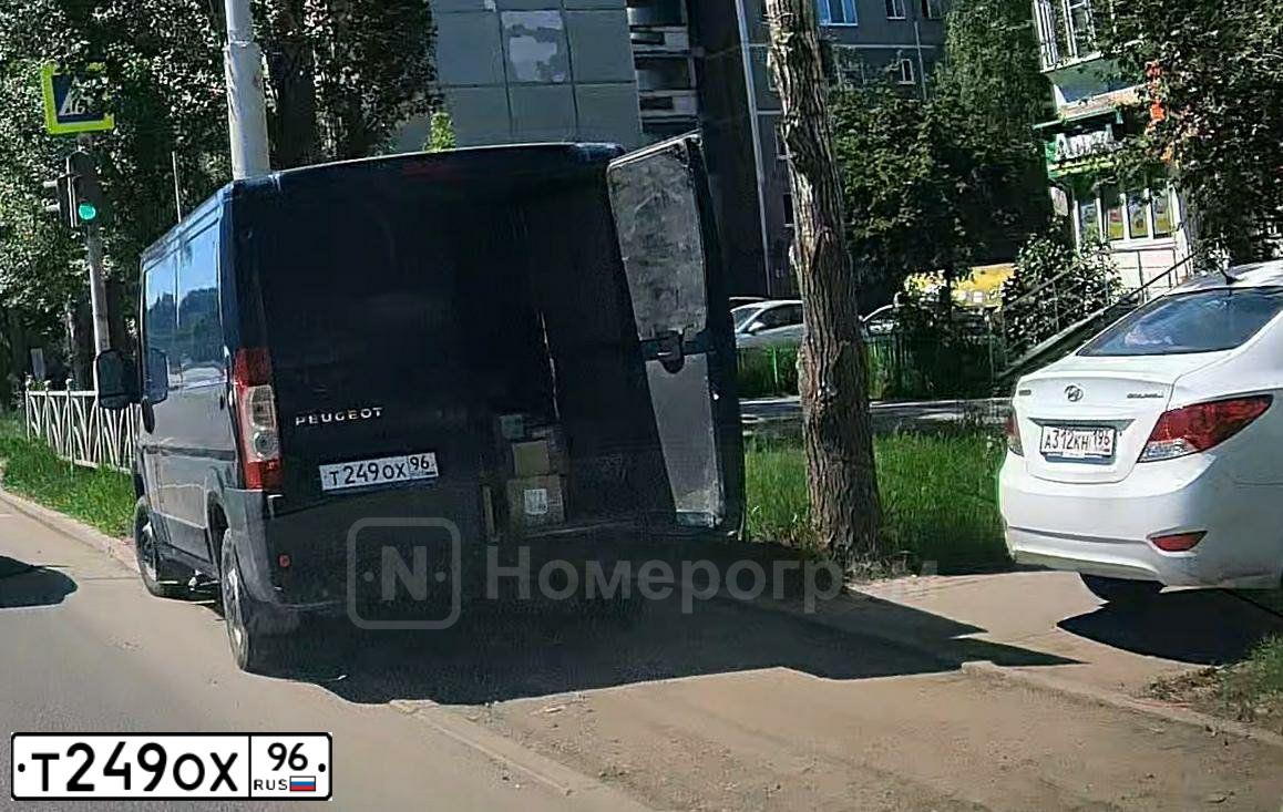 Фото автомобиля PEUGEOT BOXER, 2011 — госномер Т249ОХ96. Цвет: ТЕМНО-СИНИЙ