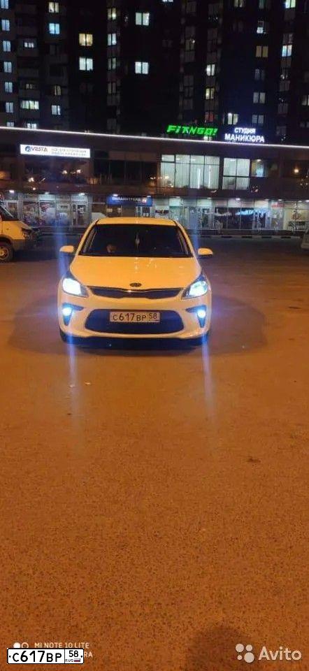 Фото автомобиля KIA RIO, 2017 — госномер С584НТ198. Цвет: Белый