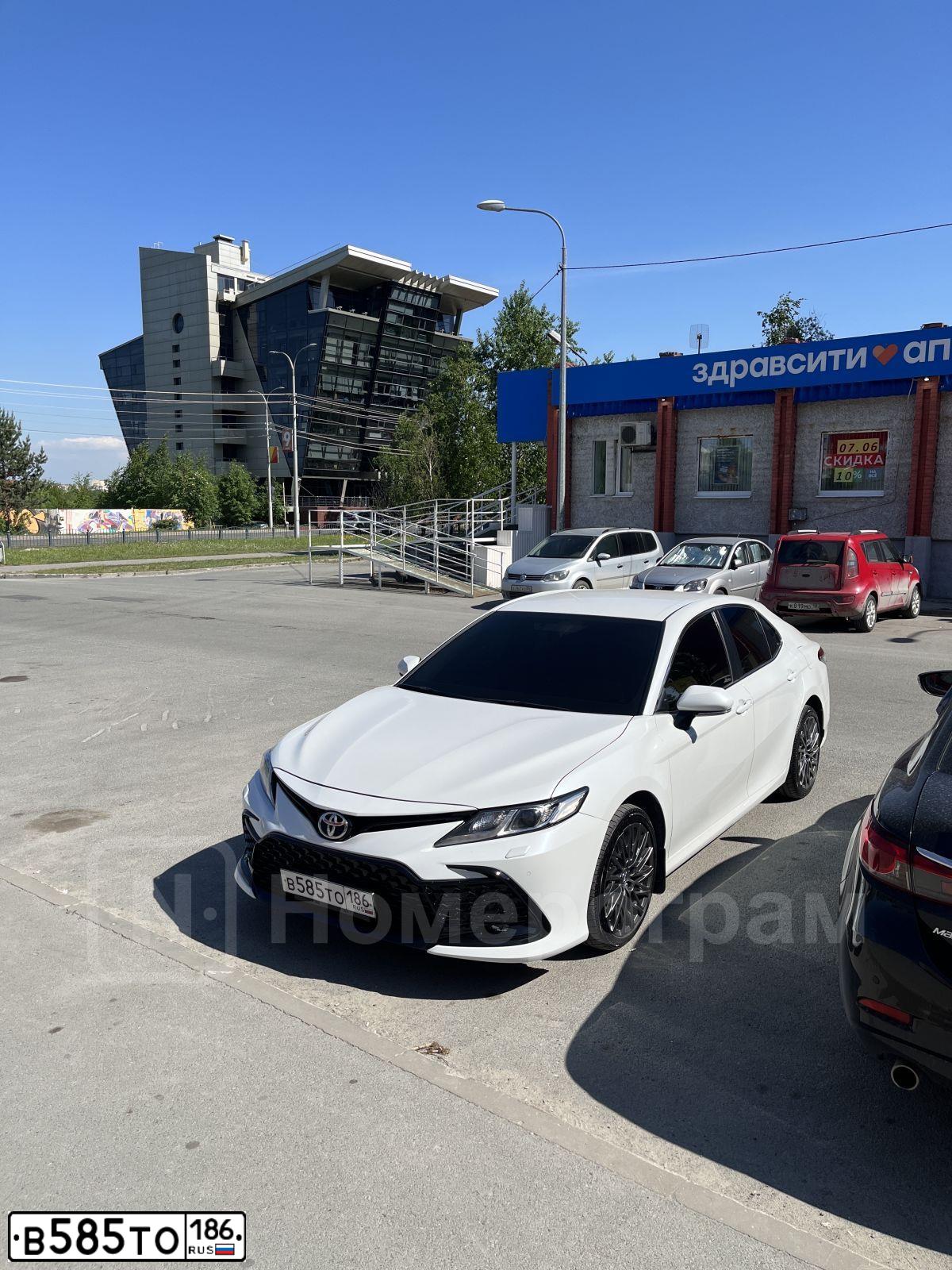 Фото автомобиля TOYOTA CAMRY, 2018 — госномер В585ТО186. Цвет: БЕЛЫЙ ПЕРЛАМУТР