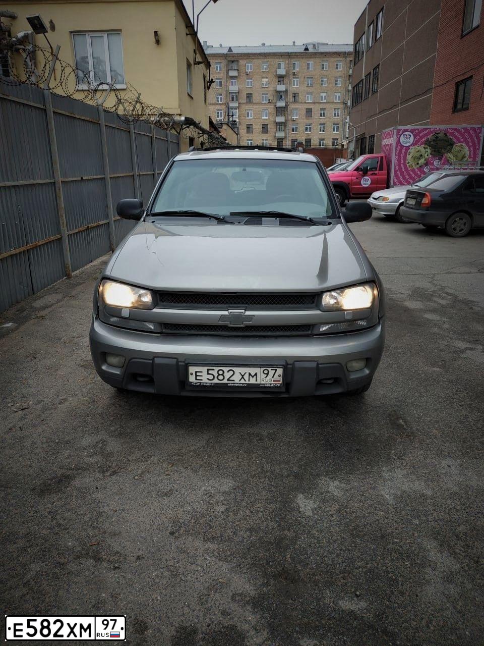 Фото автомобиля CHEVROLET TRAILBLAZER, 2005 — госномер Е843АО790. Цвет: СЕРЫЙ