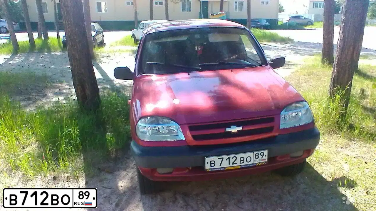 Фото автомобиля CHEVROLET NIVA, 2008 — госномер В712ВО89. Цвет: Ярко-красный металлик