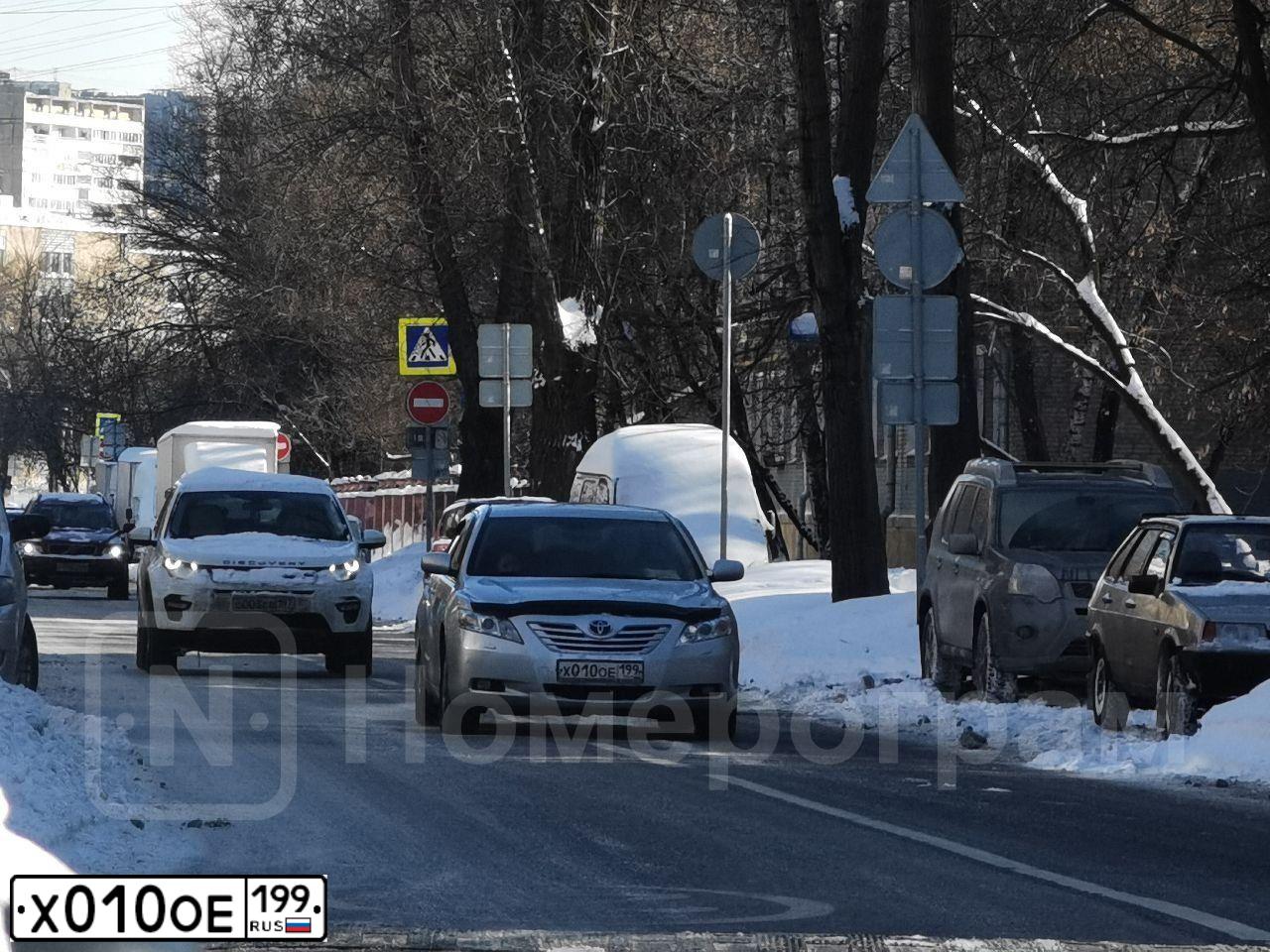 Фото автомобиля TOYOTA CAMRY, 2008 — госномер Х010ОЕ199. Цвет: СЕРЫЙ МЕТАЛЛИК