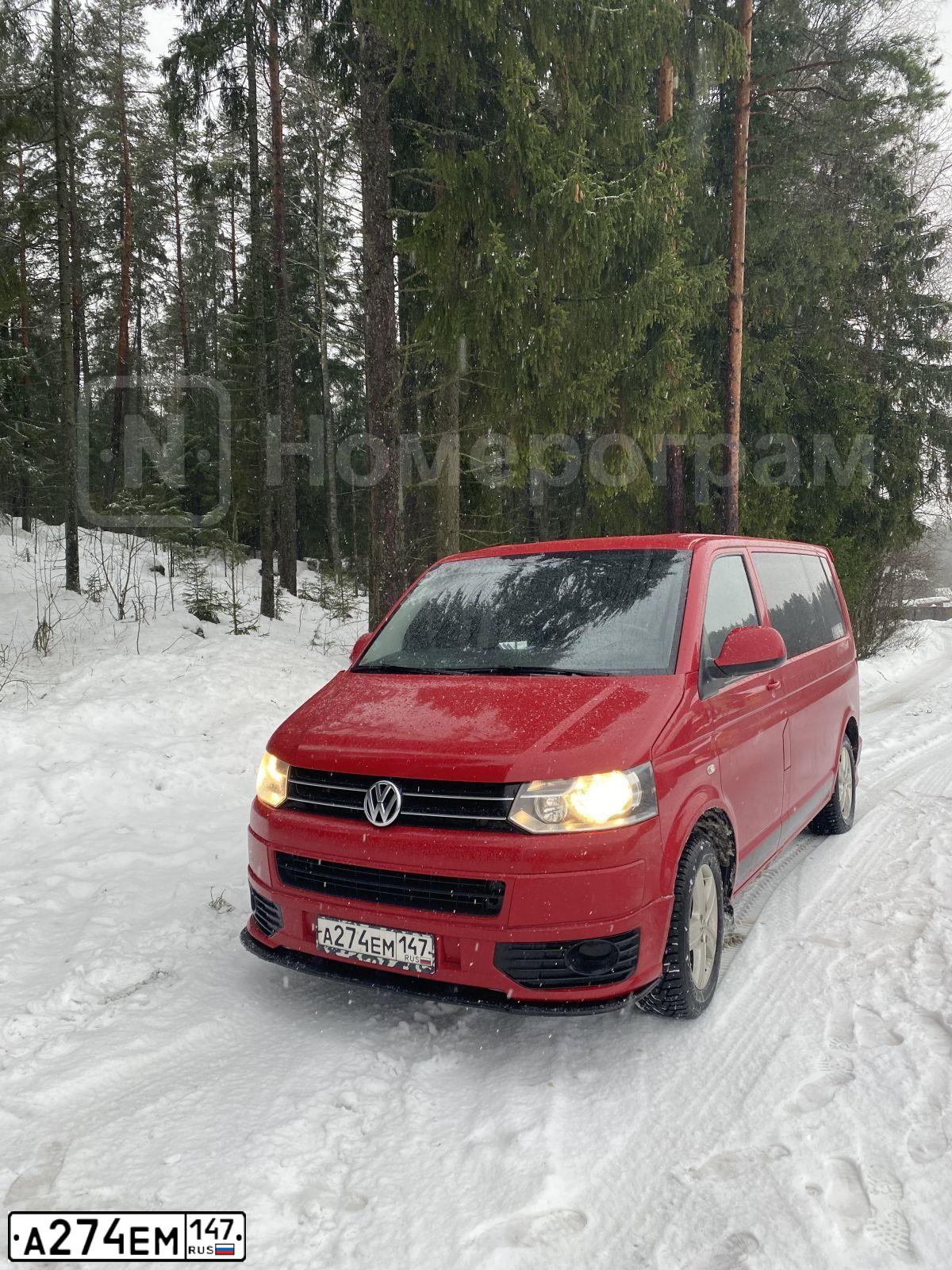 Фото автомобиля VOLKSWAGEN CARAVELLE, 2013 — госномер А274ЕМ147. Цвет: Красный