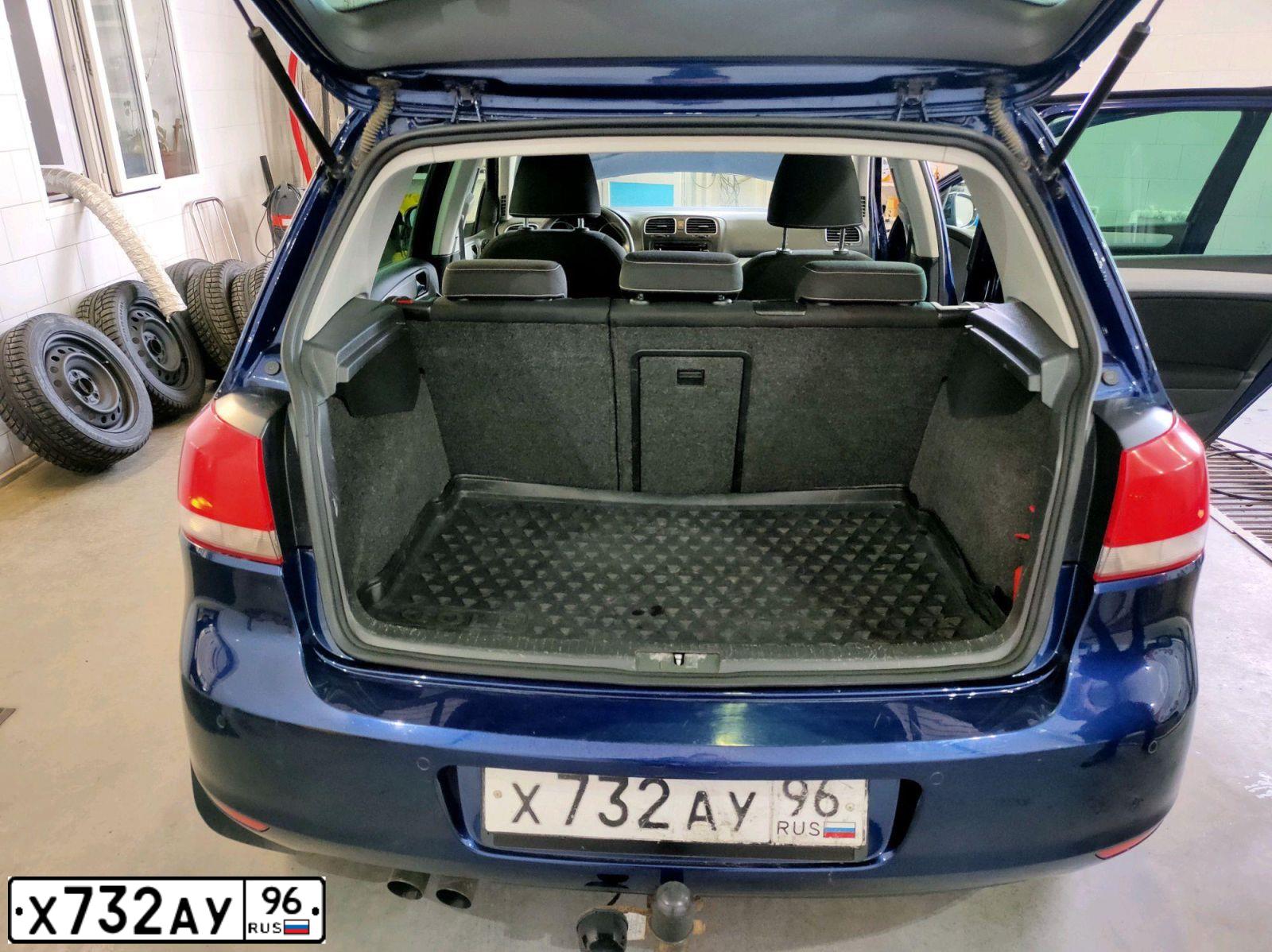Фото автомобиля VOLKSWAGEN GOLF, 2012 — госномер Р586АВ198. Цвет: ТЕМНО-СИНИЙ