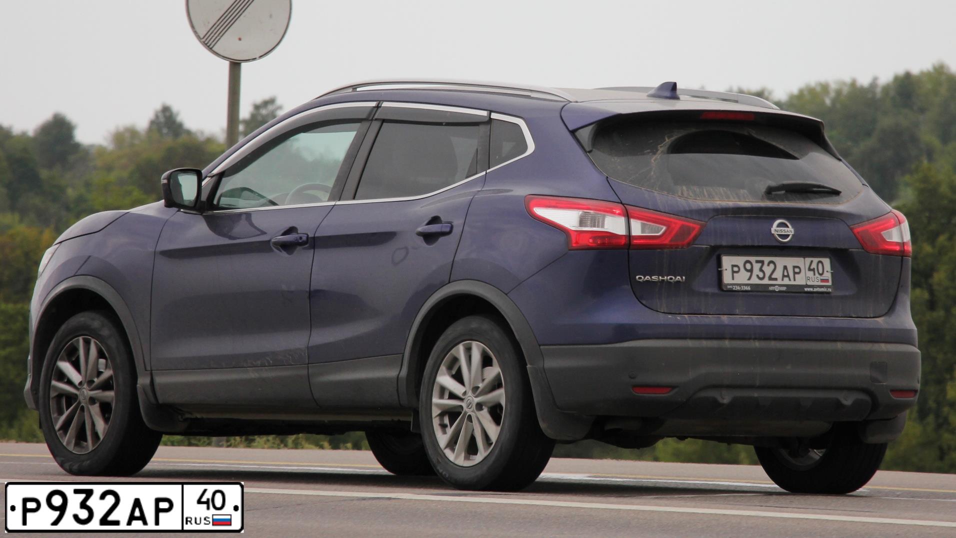 Фото автомобиля NISSAN QASHQAI, 2017 — госномер Р932АР40. Цвет: ТЕМНО-СИНИЙ