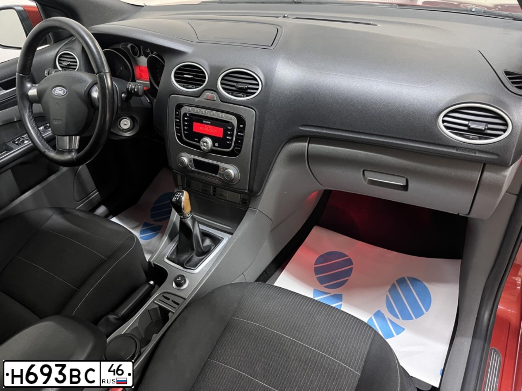 Фото автомобиля FORD FOCUS, 2010 — госномер Н693ВС46. Цвет: КРАСНО-ОРАНЖЕВЫЙ