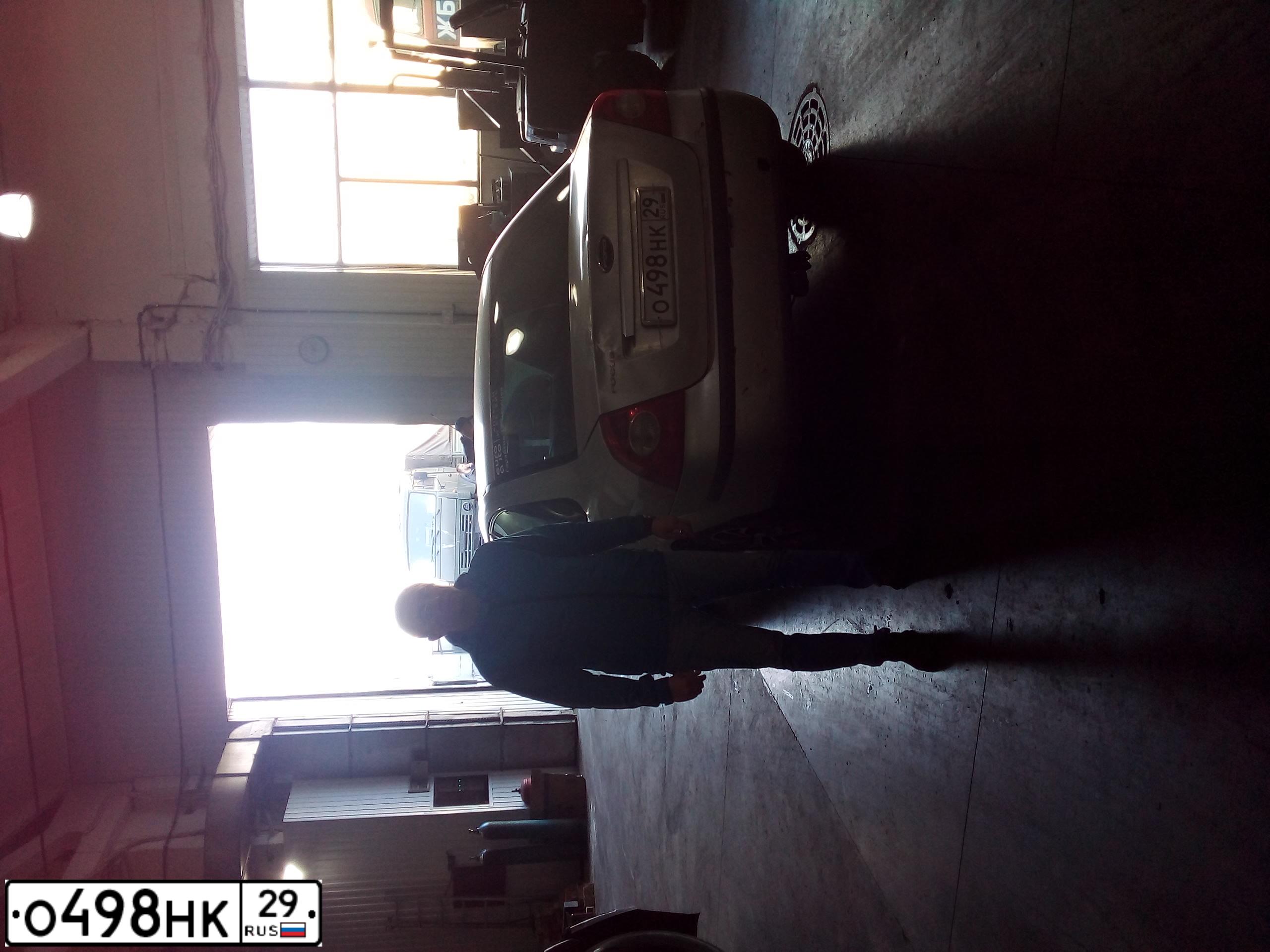 Фото автомобиля FORD FOCUS, 2005 — госномер А008МР50. Цвет: Серебристый
