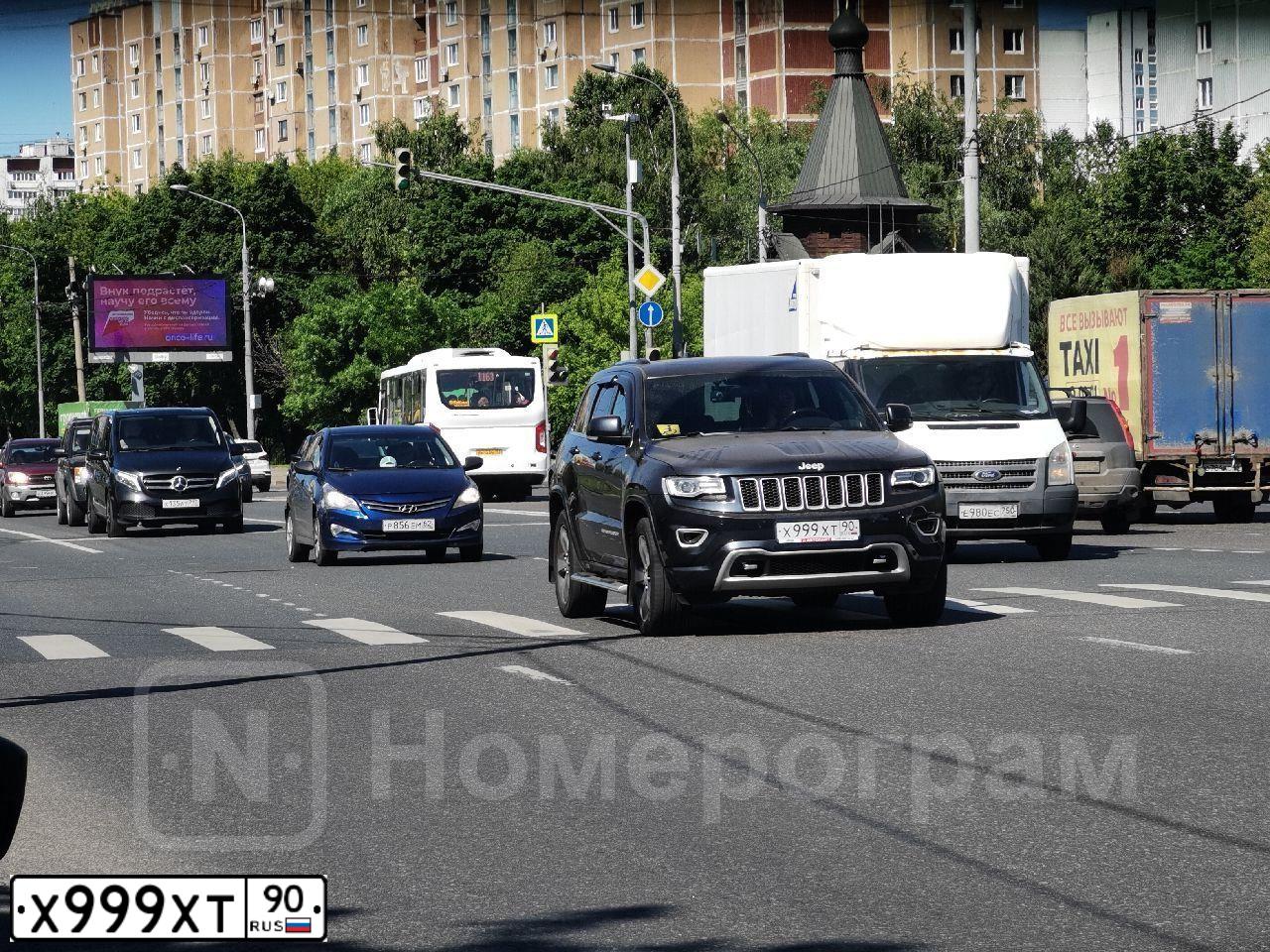 Фото автомобиля JEEP GRAND CHEROKEE, 2010 — госномер Х999ХТ90. Цвет: ЧЕРНЫЙ
