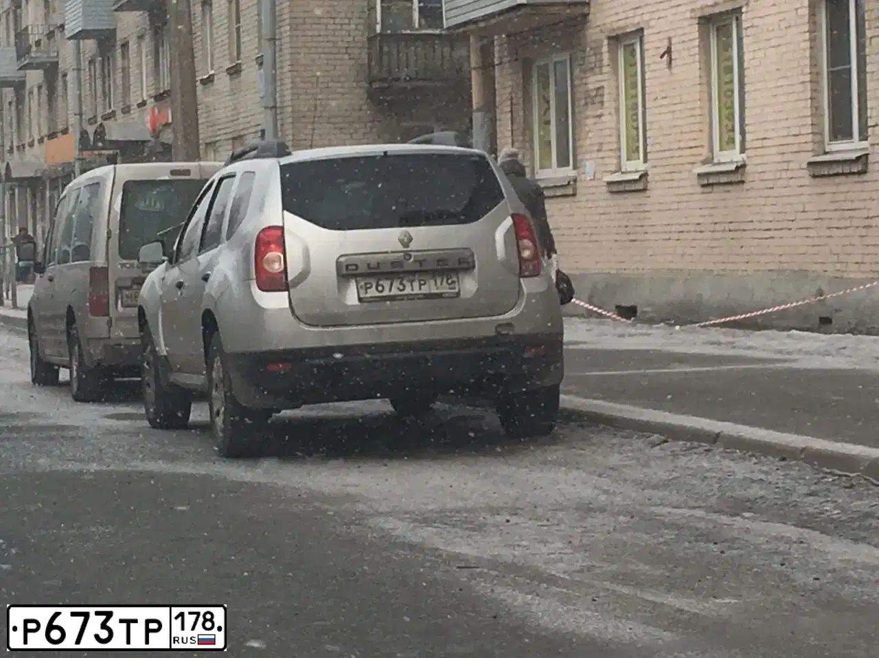 Фото автомобиля RENAULT DUSTER, 2014 — госномер Р673ТР178. Цвет: СВЕТЛО-СЕРЫЙ