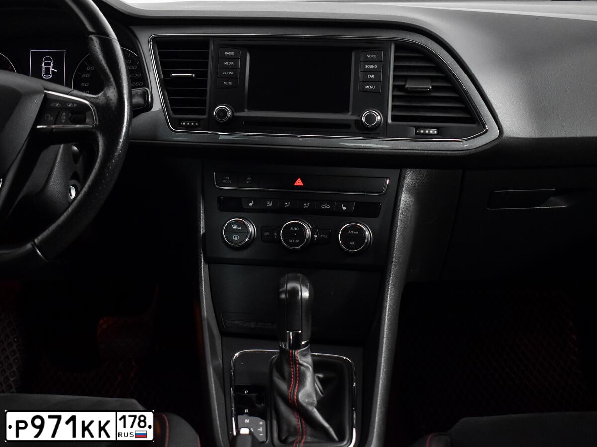 Фото автомобиля SEAT LEON, 2013 — госномер Р971КК178. Цвет: КРАСНЫЙ