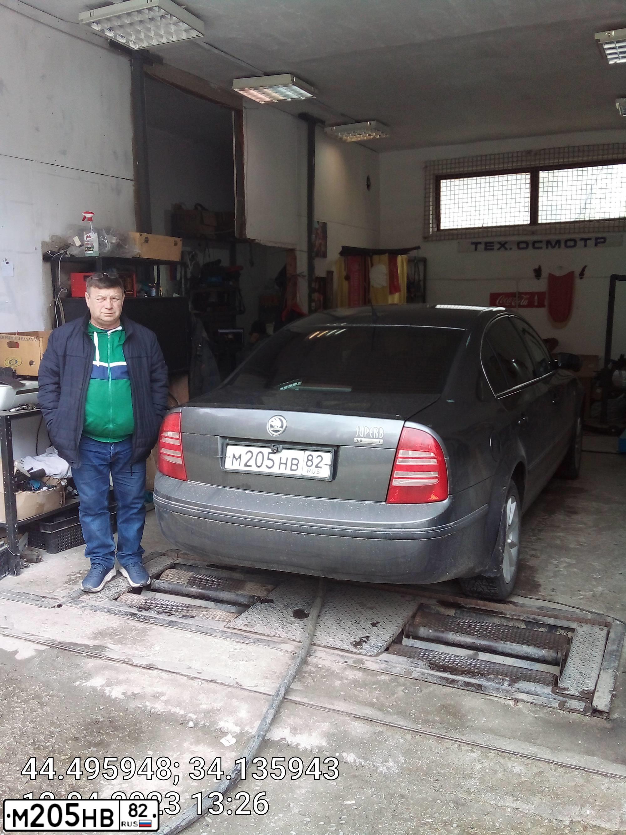 Фото автомобиля SKODA SUPERB, 2003 — госномер М205НВ82. Цвет: СЕРЫЙ