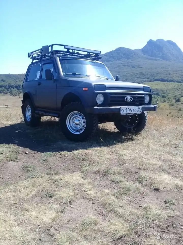 Фото автомобиля LADA 2121 NIVA, 1996 — госномер Т106ТО26. Цвет: ЧЕРНЫЙ