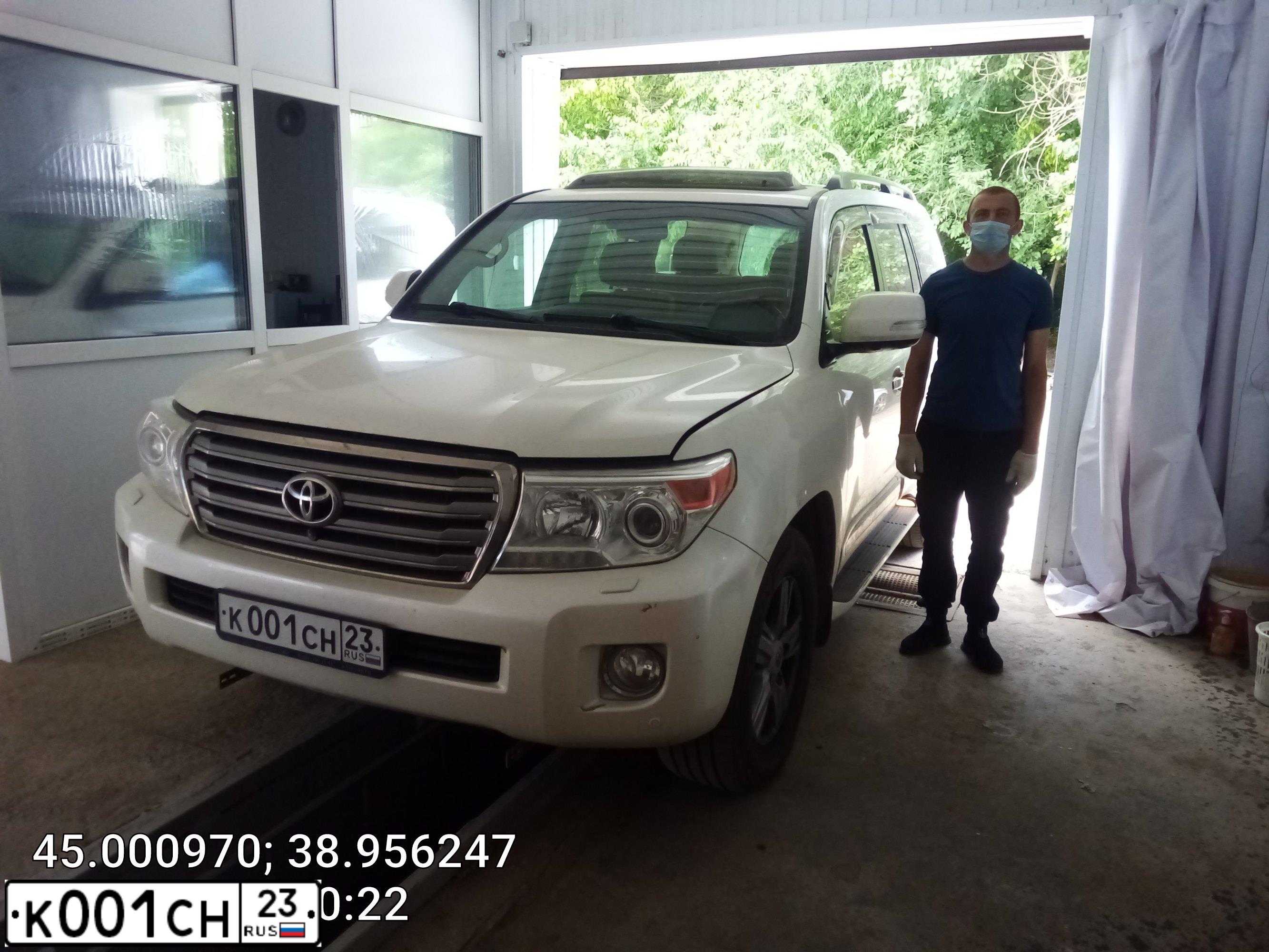 Фото автомобиля TOYOTA LANDCRUISER 200, 2013 — госномер К001СН23. Цвет: Белый