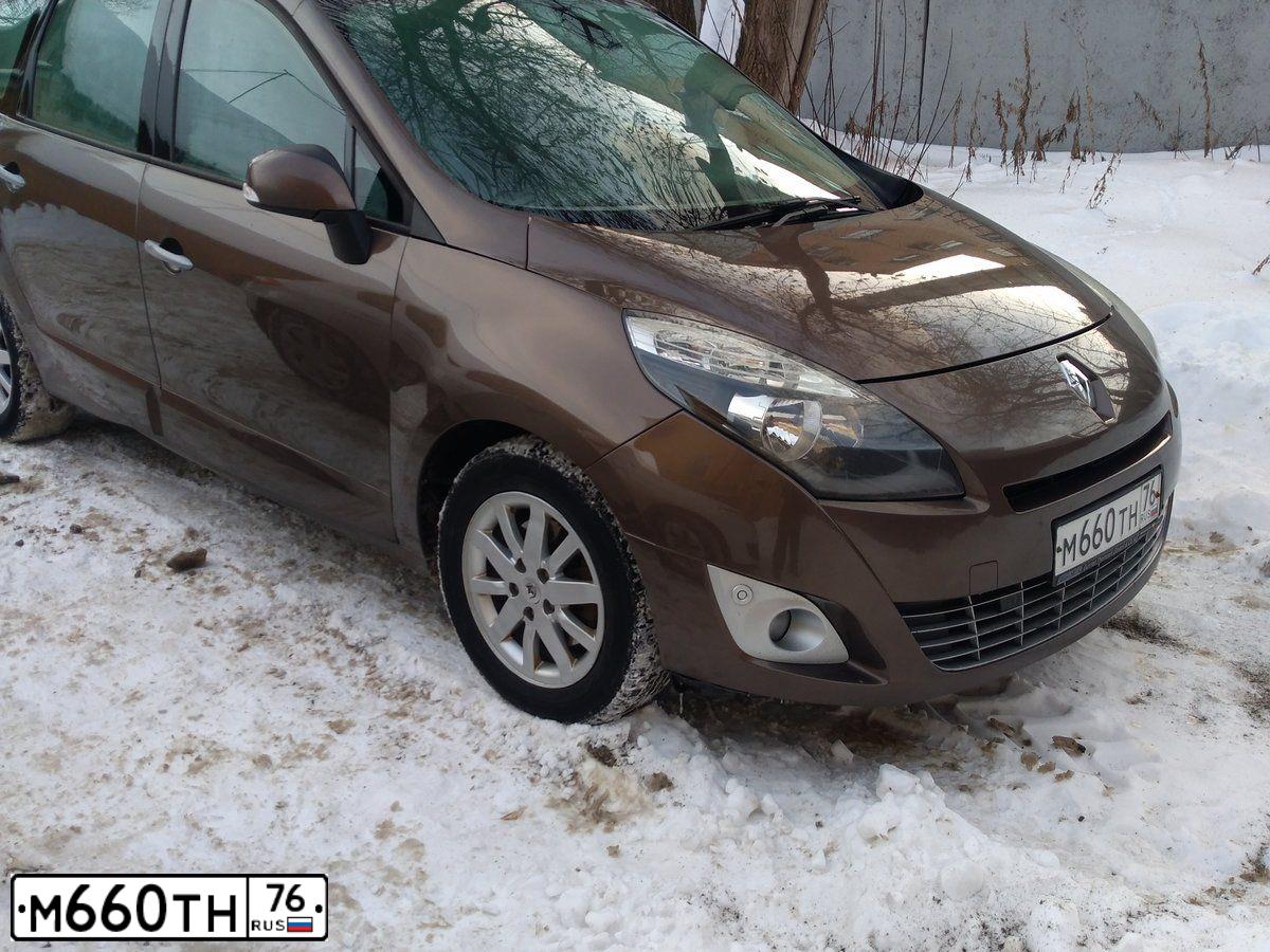 Фото автомобиля RENAULT MEGANE /GRAND/ SCENIC, 2010 — госномер М660ТН76. Цвет: КОРИЧНЕВЫЙ