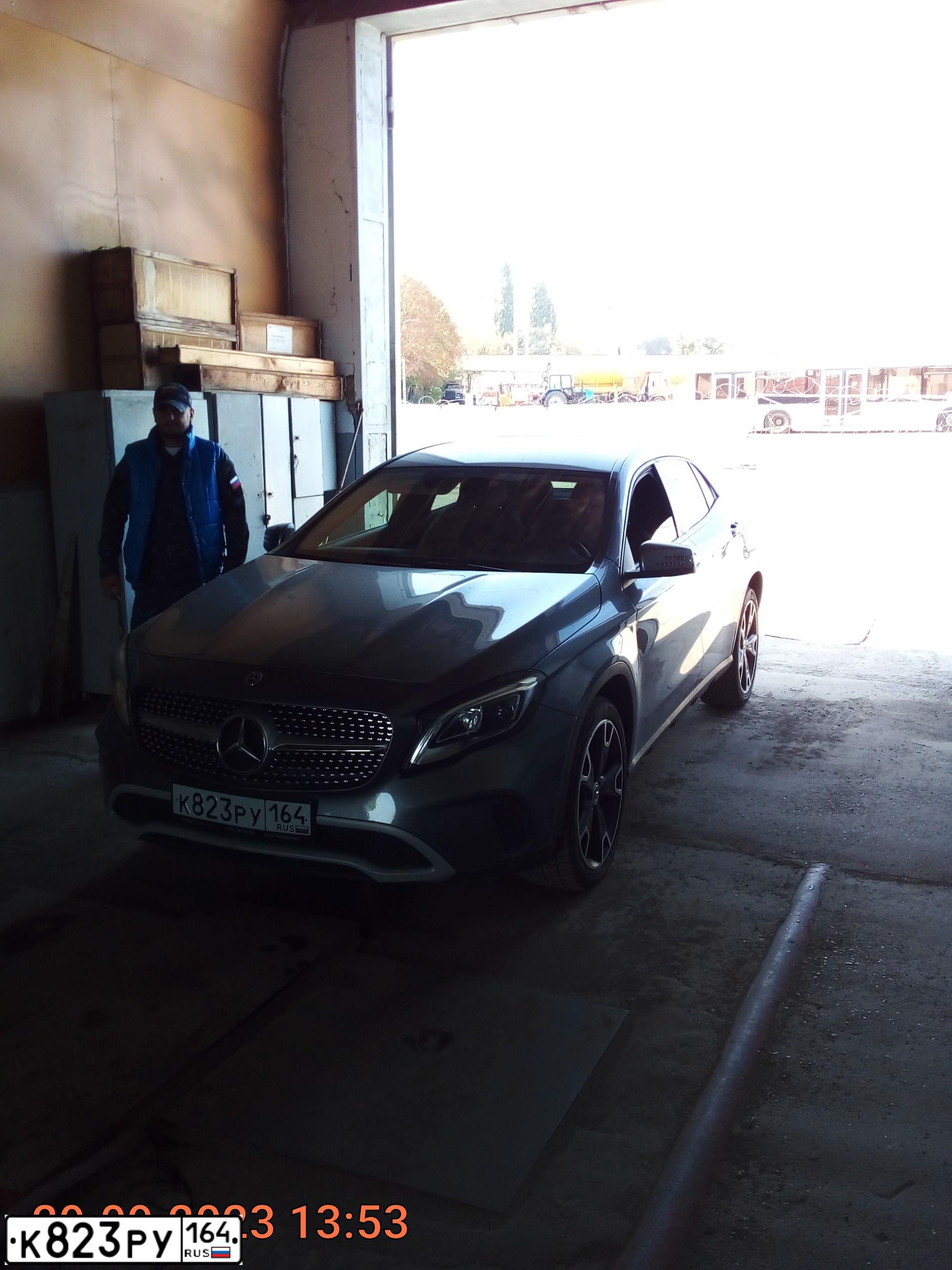 Фото автомобиля MERCEDES GLA-KLASSE, 2018 — госномер В008СХ750. Цвет: СЕРЫЙ