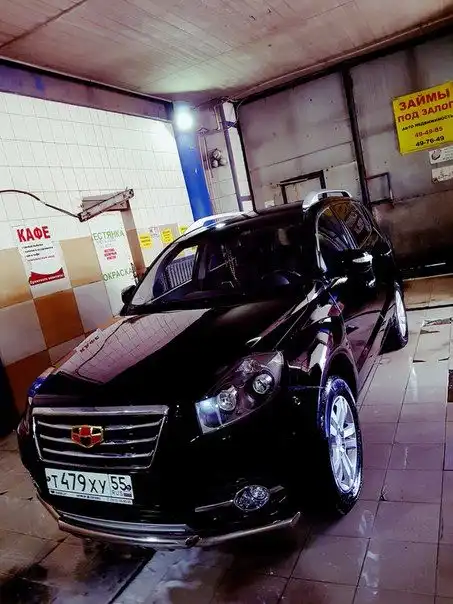 Фото автомобиля GEELY EMGRAND X7, 2016 — госномер В475МО155. Цвет: ЧЕРНЫЙ
