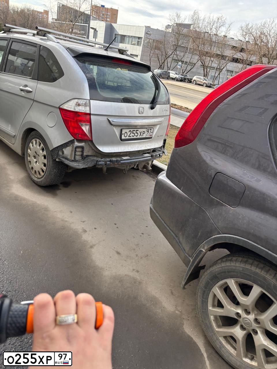 Фото автомобиля HONDA FR-V / EDIKS, 2005 — госномер О255ХР97. Цвет: СВЕТЛО-СЕРЫЙ