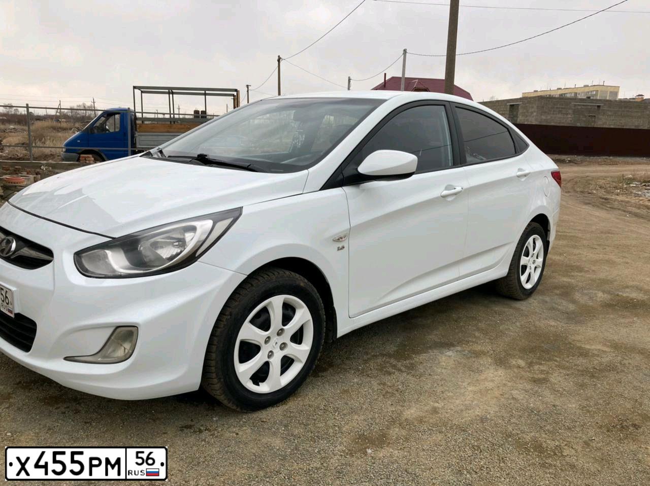 Фото автомобиля HYUNDAI SOLARIS, 2011 — госномер Н414ХС102. Цвет: Белый