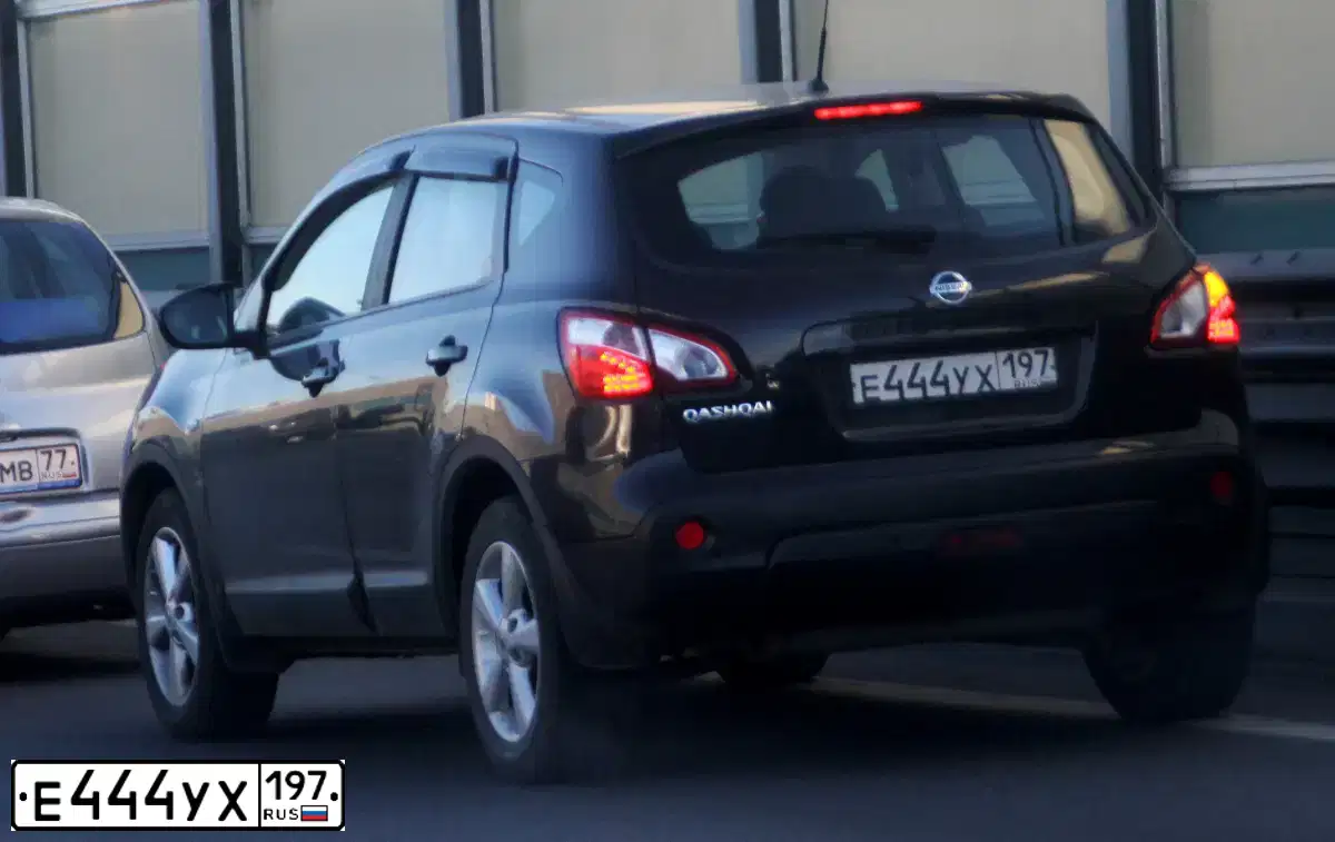Фото автомобиля NISSAN QASHQAI, 2012 — госномер Е444УХ197. Цвет: ЧЕРНЫЙ