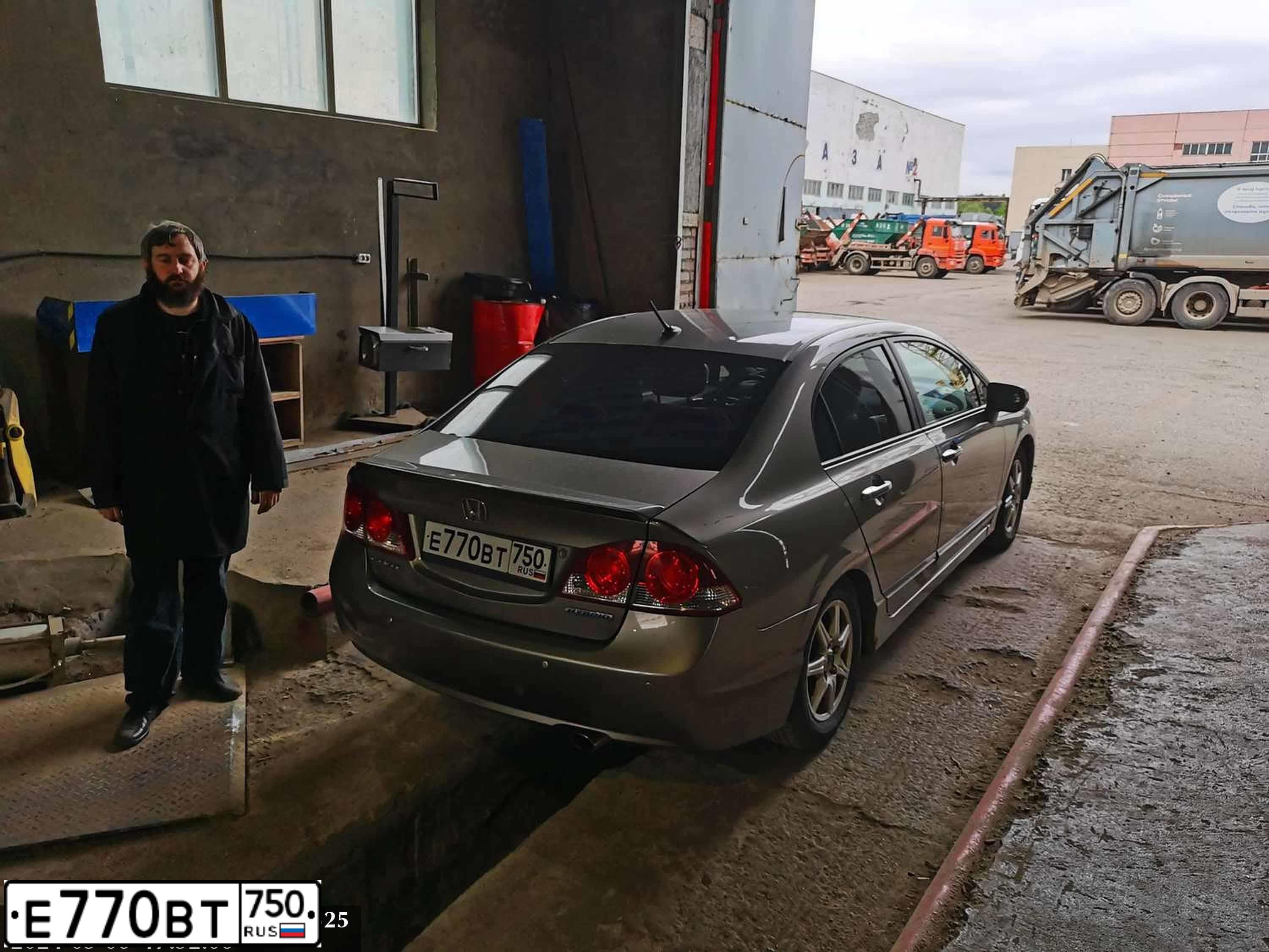 Фото автомобиля HONDA CIVIC, 2008 — госномер В529ВН977. Цвет: СЕРЫЙ