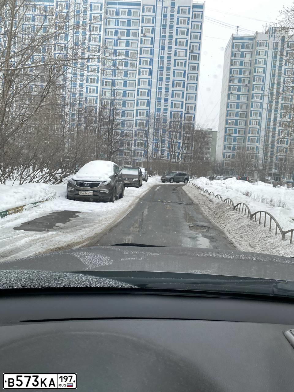 Фото автомобиля KIA CARNIVAL, 2005 — госномер В573КА197. Цвет: СИНИЙ